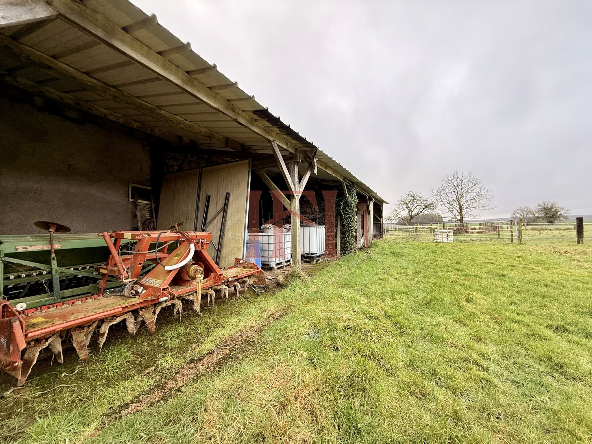 CORPS DE FERME - ENTRE CLOYES ET MOREE — photo 17