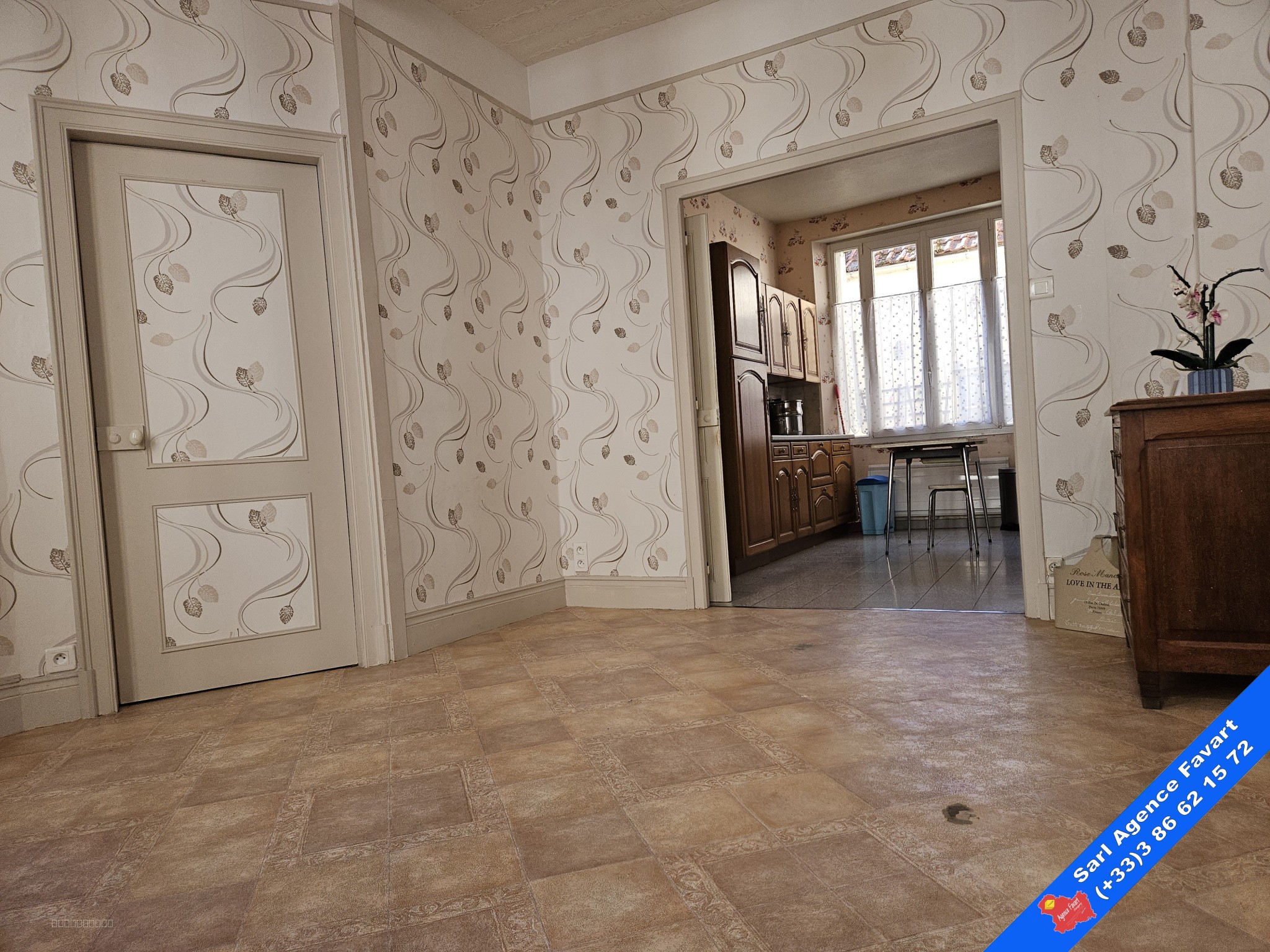 Jolie maison avec cour en plein centre-ville   commerces et école à proximité immédiate — photo 2