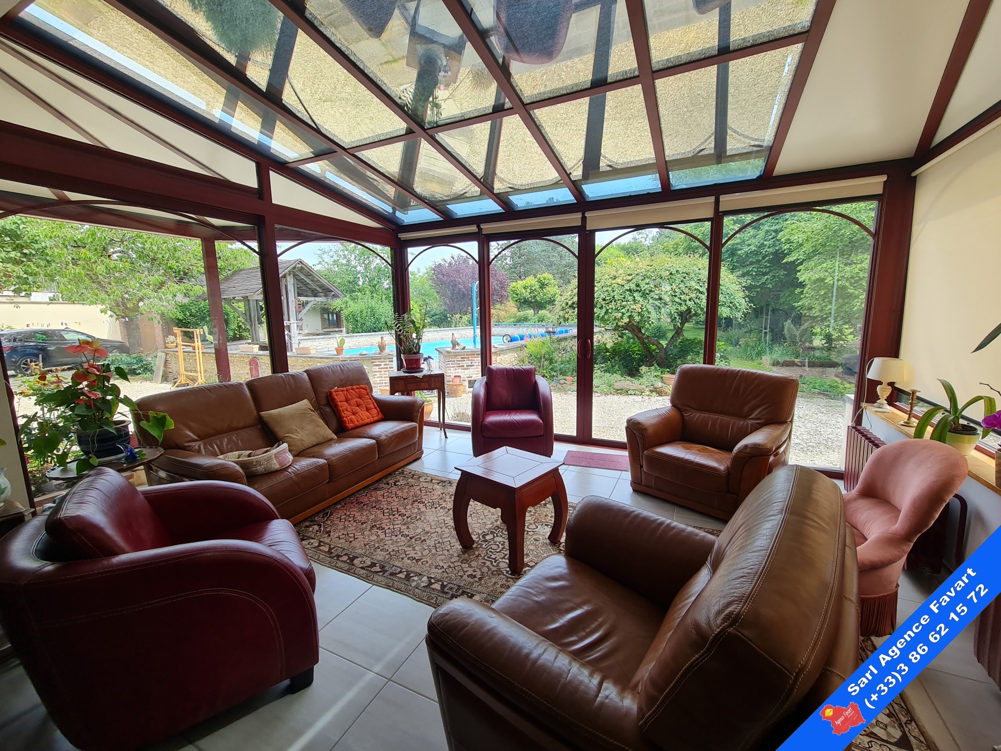 Belle maison familiale avec jardin paysagé et piscine — photo 2