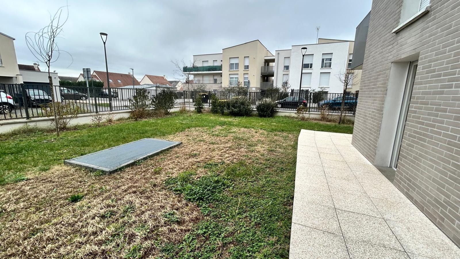 A LOUER T2 SARAN REZ DE JARDIN — photo 2