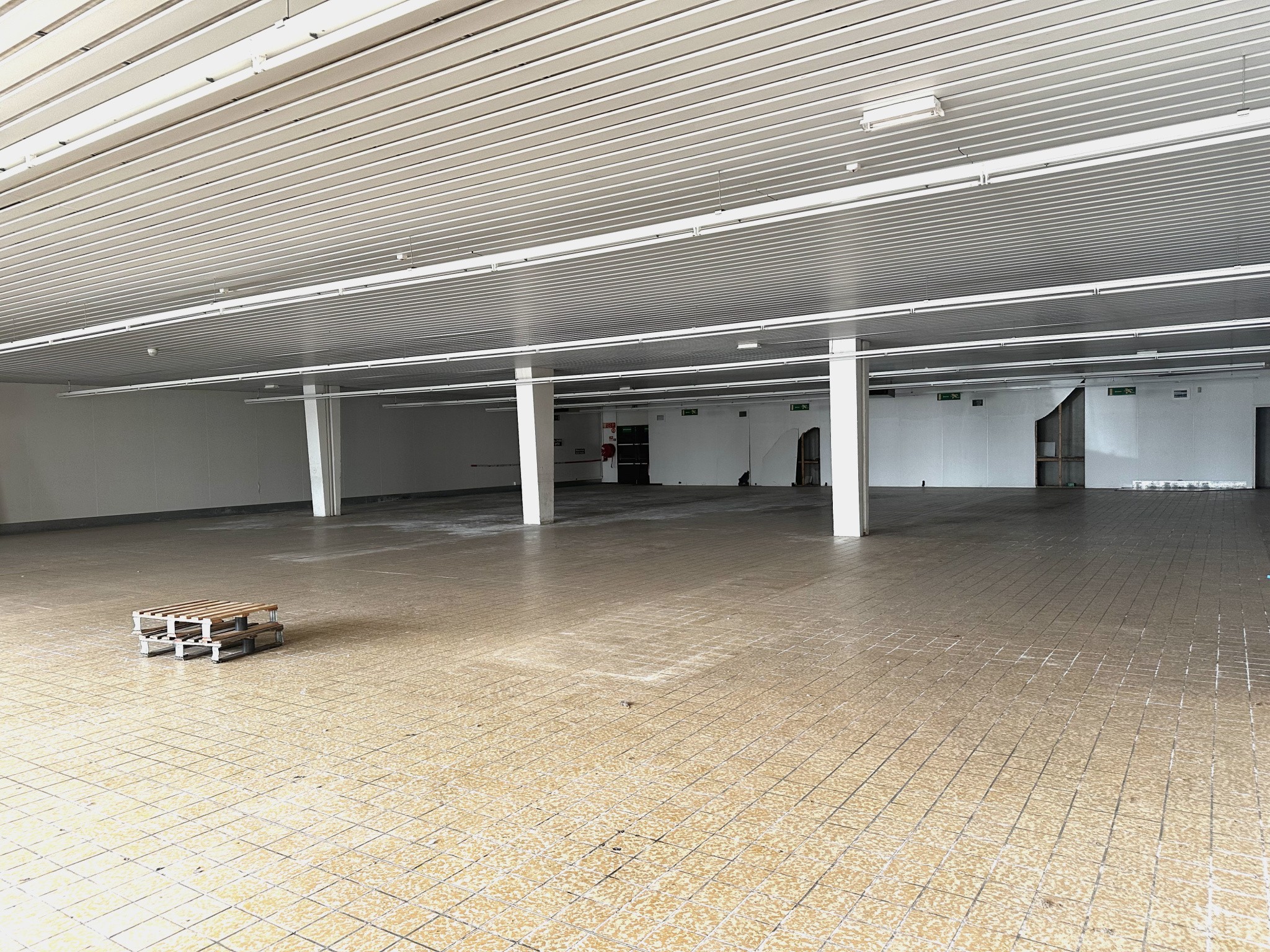 À Vendre   Bâtiment de 829 m2 à Usage de Services ou d’Activités   Romilly-sur-Seine (10) — photo 2