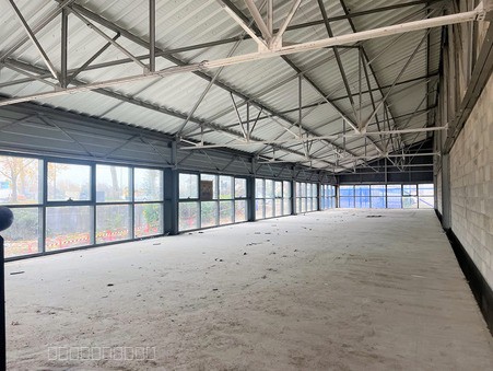 EXCELLENT EMPLACEMENT COMMERCIAL ET /OU SERVICES SUR BATIMENT TOTALEMENT RENOVÉ ! — photo 2