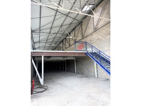 EXCELLENT EMPLACEMENT COMMERCIAL ET /OU SERVICES SUR BATIMENT TOTALEMENT RENOVÉ ! — photo 1