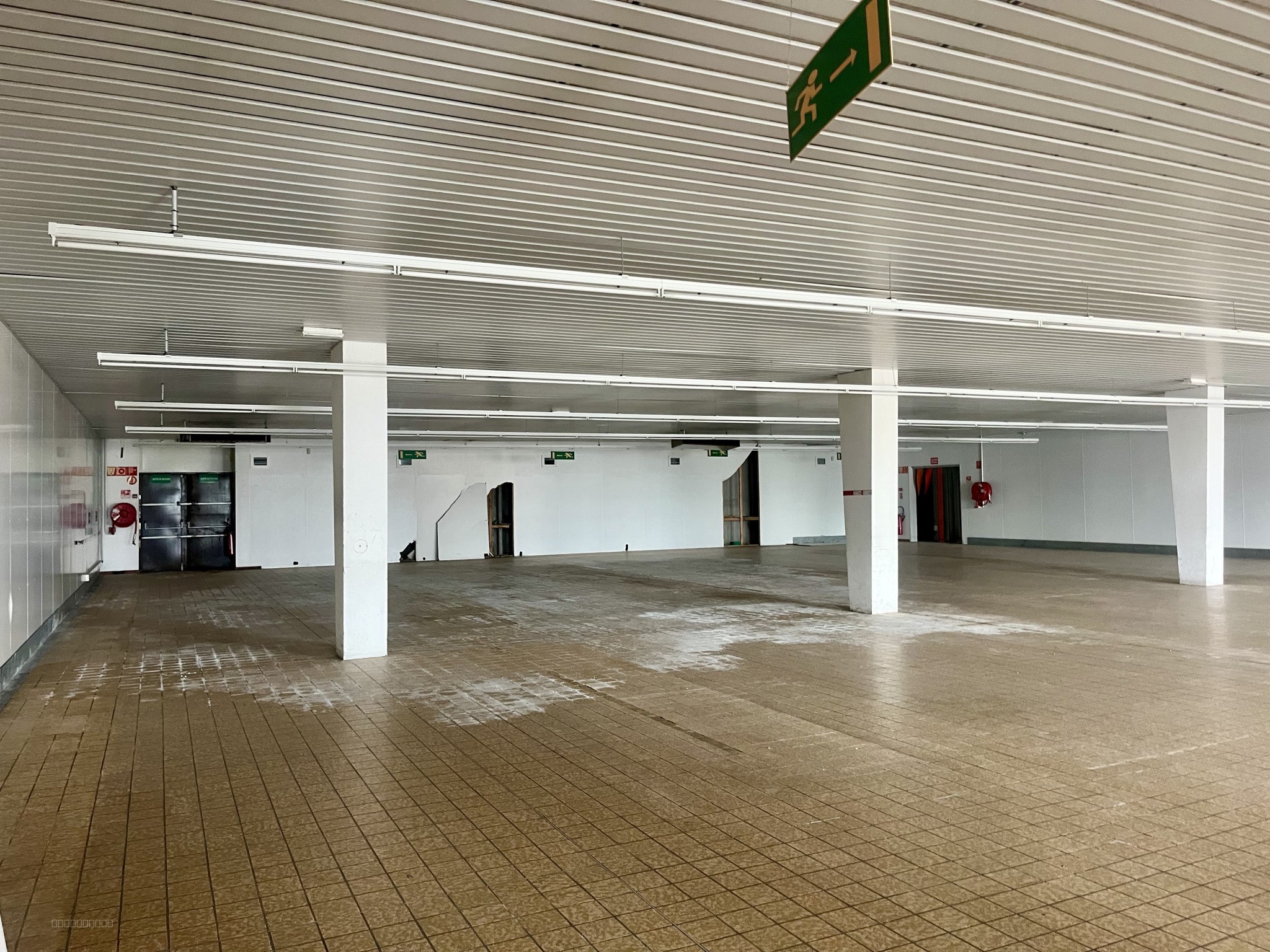 À Vendre   Bâtiment de 829 m2 à Usage de Services ou d’Activités   Romilly-sur-Seine (10) — photo 4