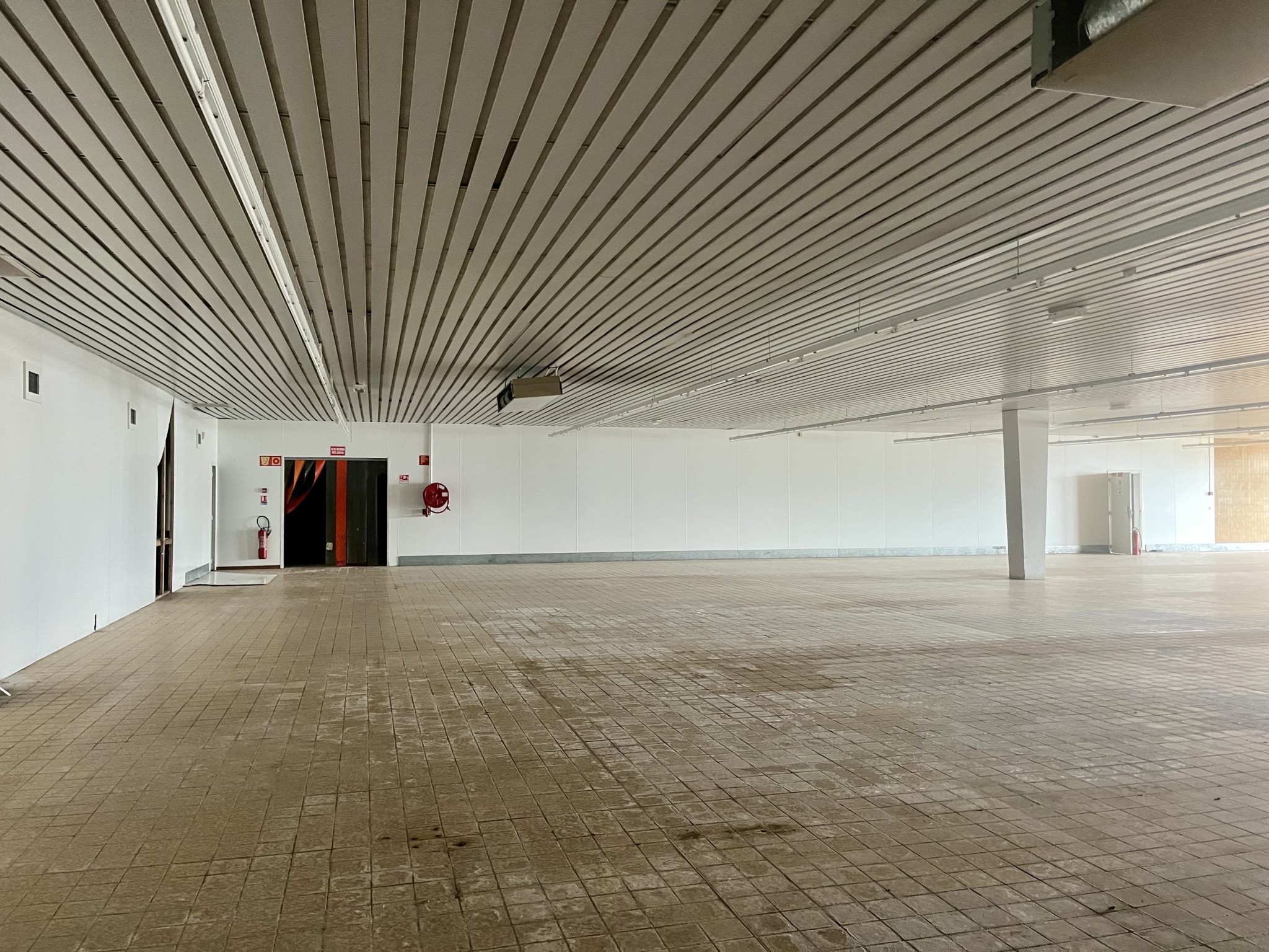 À Vendre   Bâtiment de 829 m2 à Usage de Services ou d’Activités   Romilly-sur-Seine (10) — photo 3