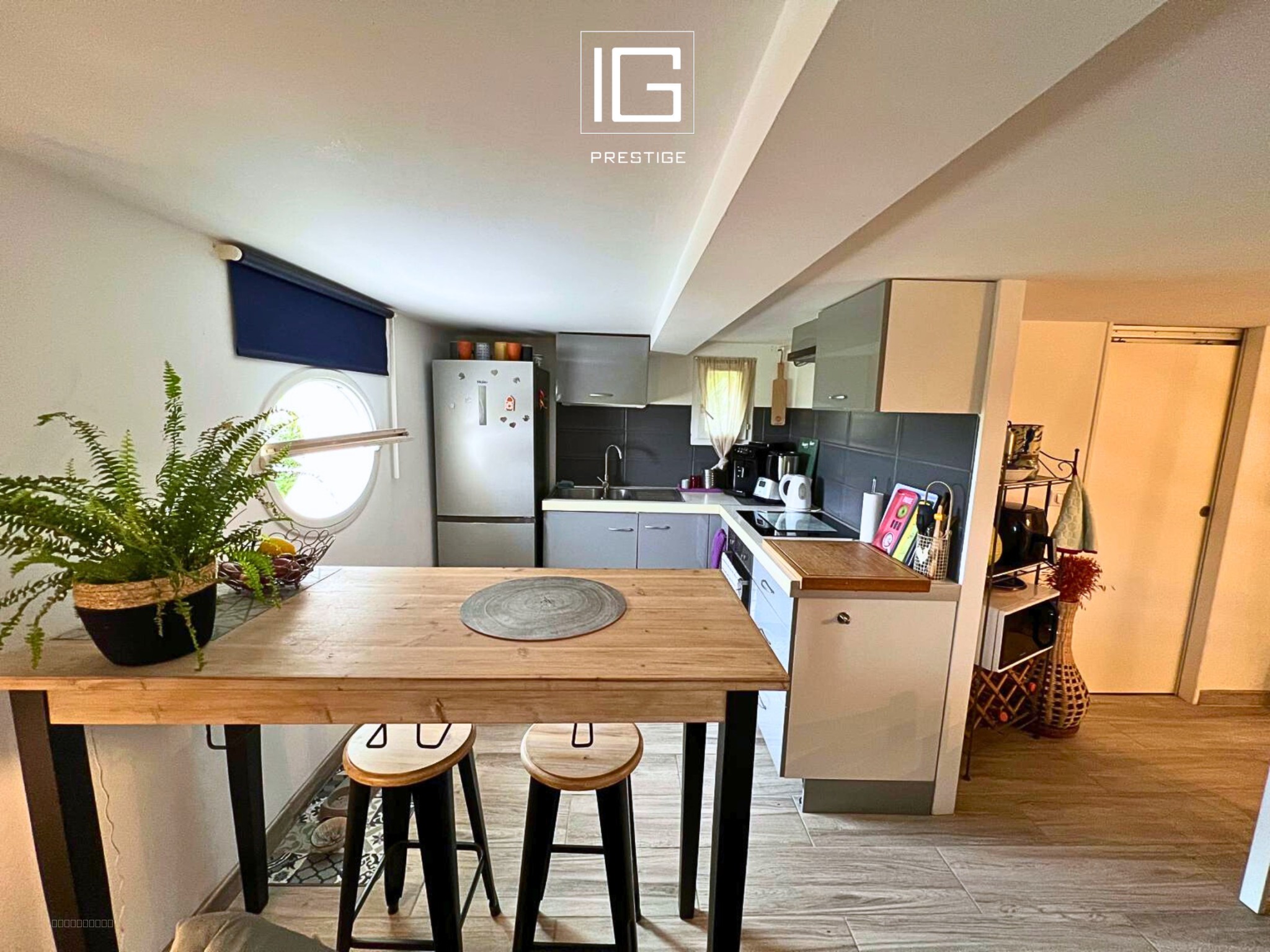 Maison en vue dominante avec piscine naturelle, jardin paysager et studio indépendant — photo 10