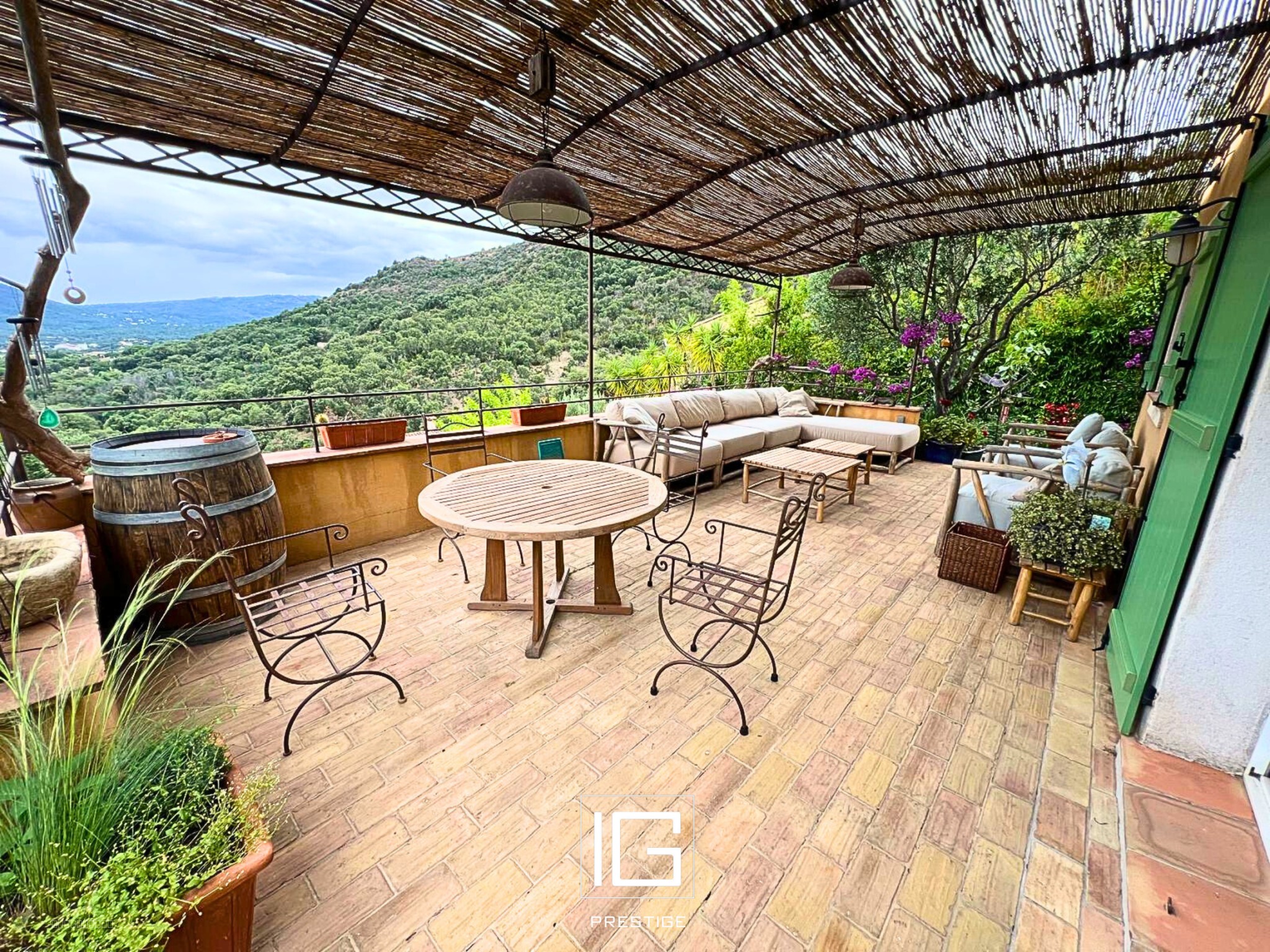 Maison en vue dominante avec piscine naturelle, jardin paysager et studio indépendant — photo 2