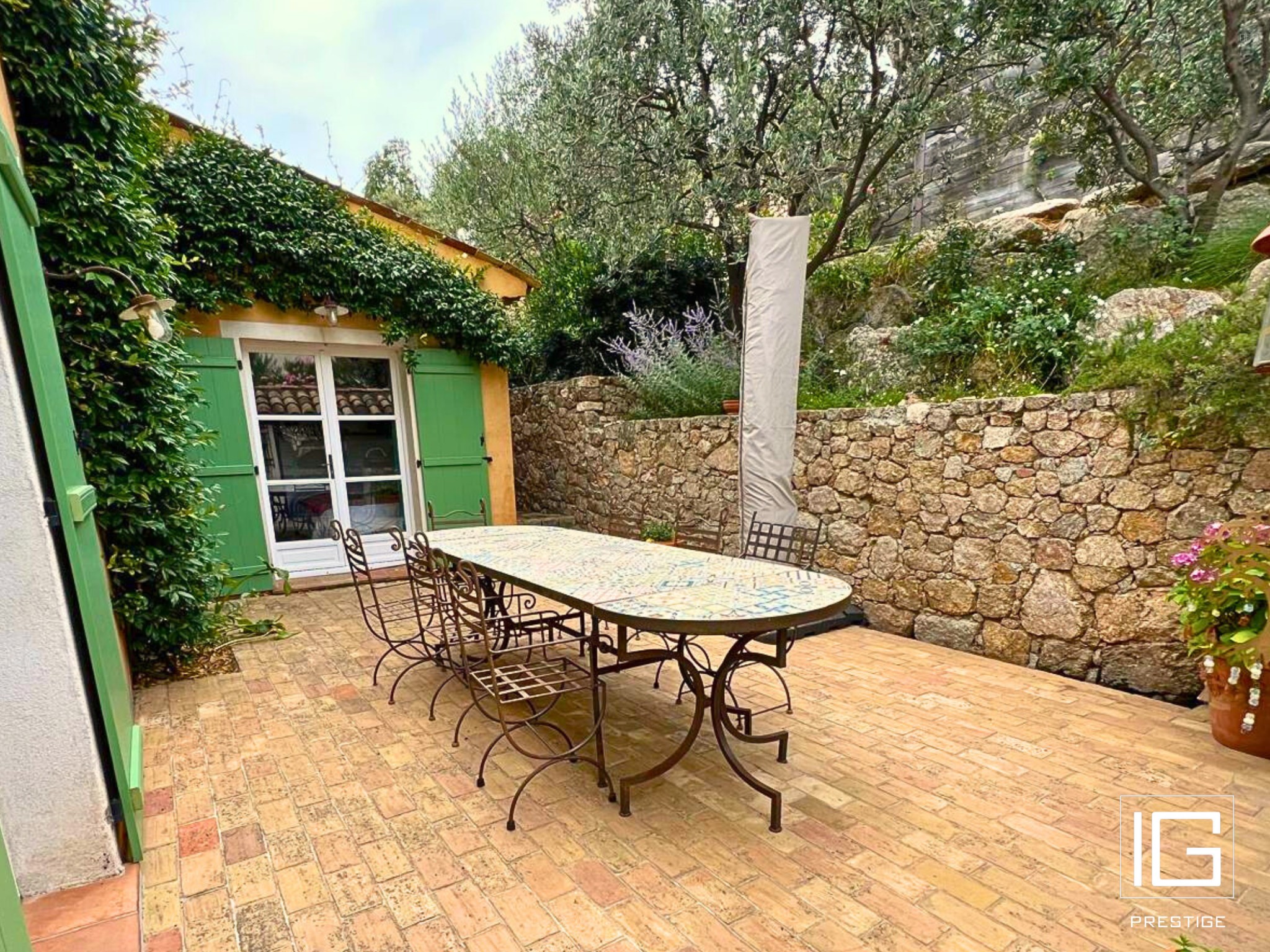 Maison en vue dominante avec piscine naturelle, jardin paysager et studio indépendant — photo 3