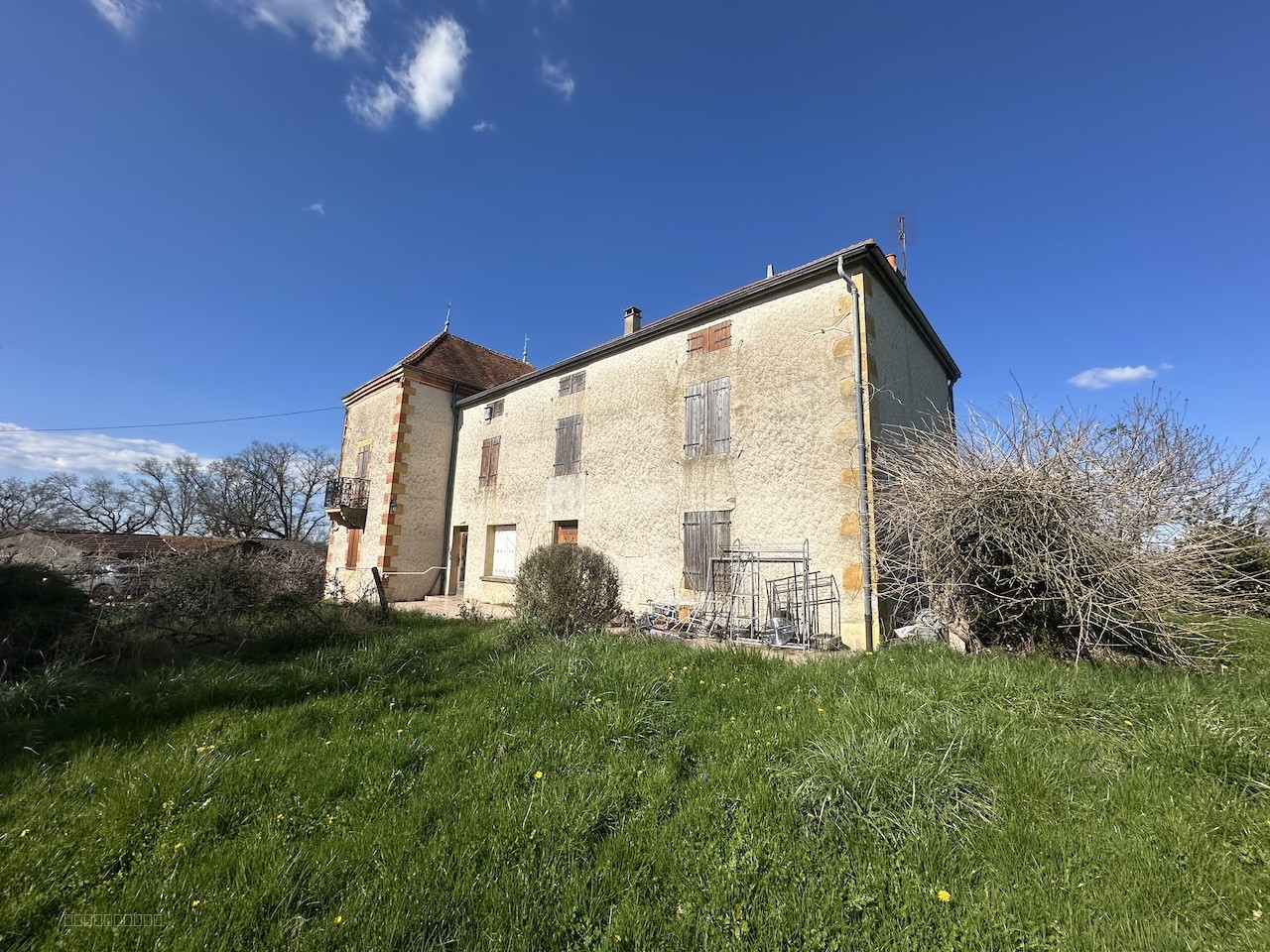 Corps de ferme et dépendances. Belle situation calme avec vue dégagée. — photo 2