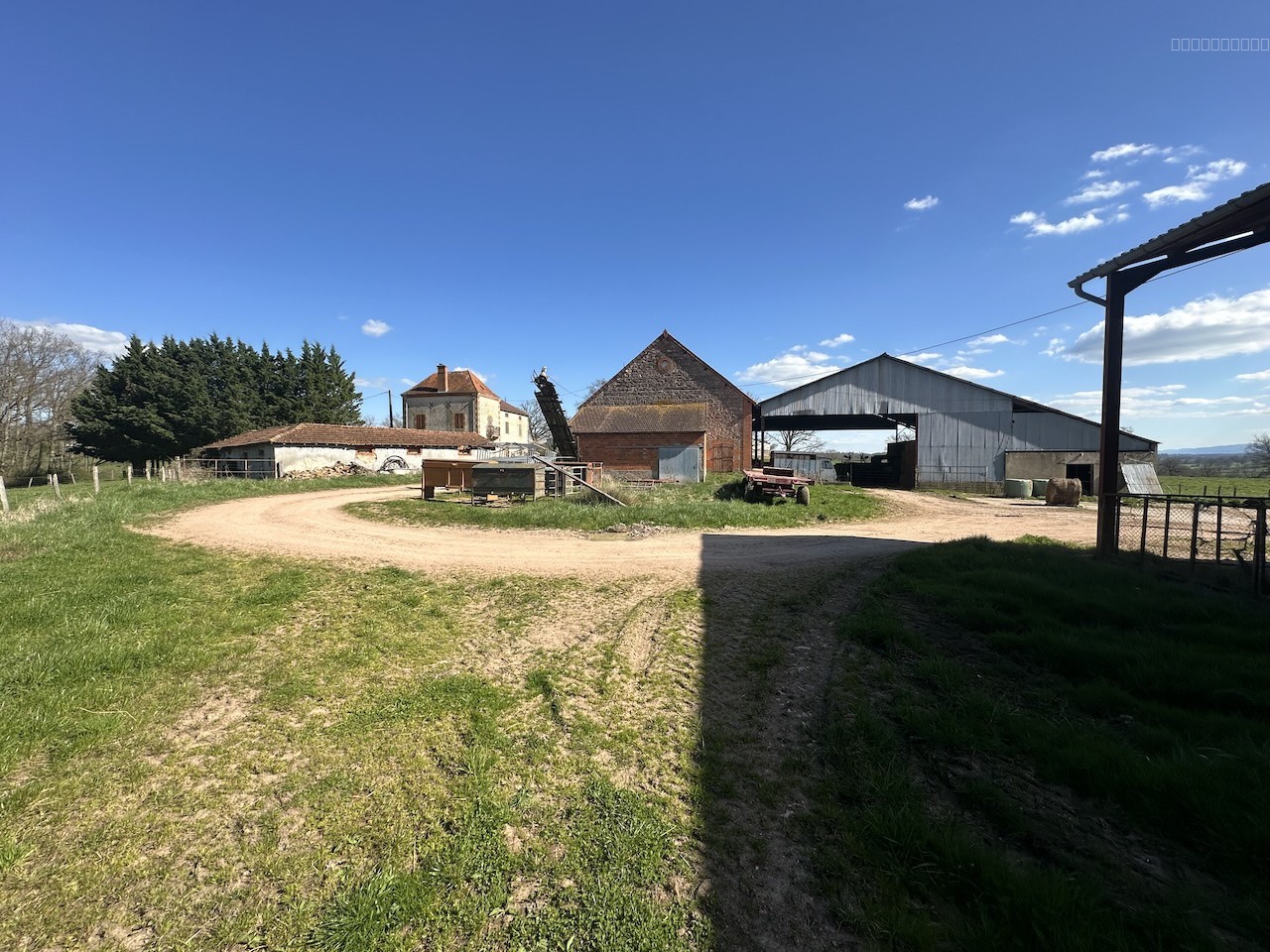 Corps de ferme et dépendances. Belle situation calme avec vue dégagée. — photo 5