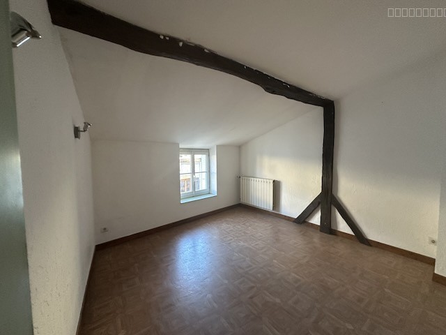 Petite maison de ville à rénover, proche commerces. 85 m2 hab. — photo 11