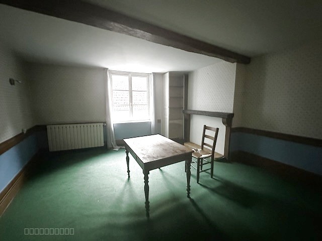 Petite maison de ville à rénover, proche commerces. 85 m2 hab. — photo 8