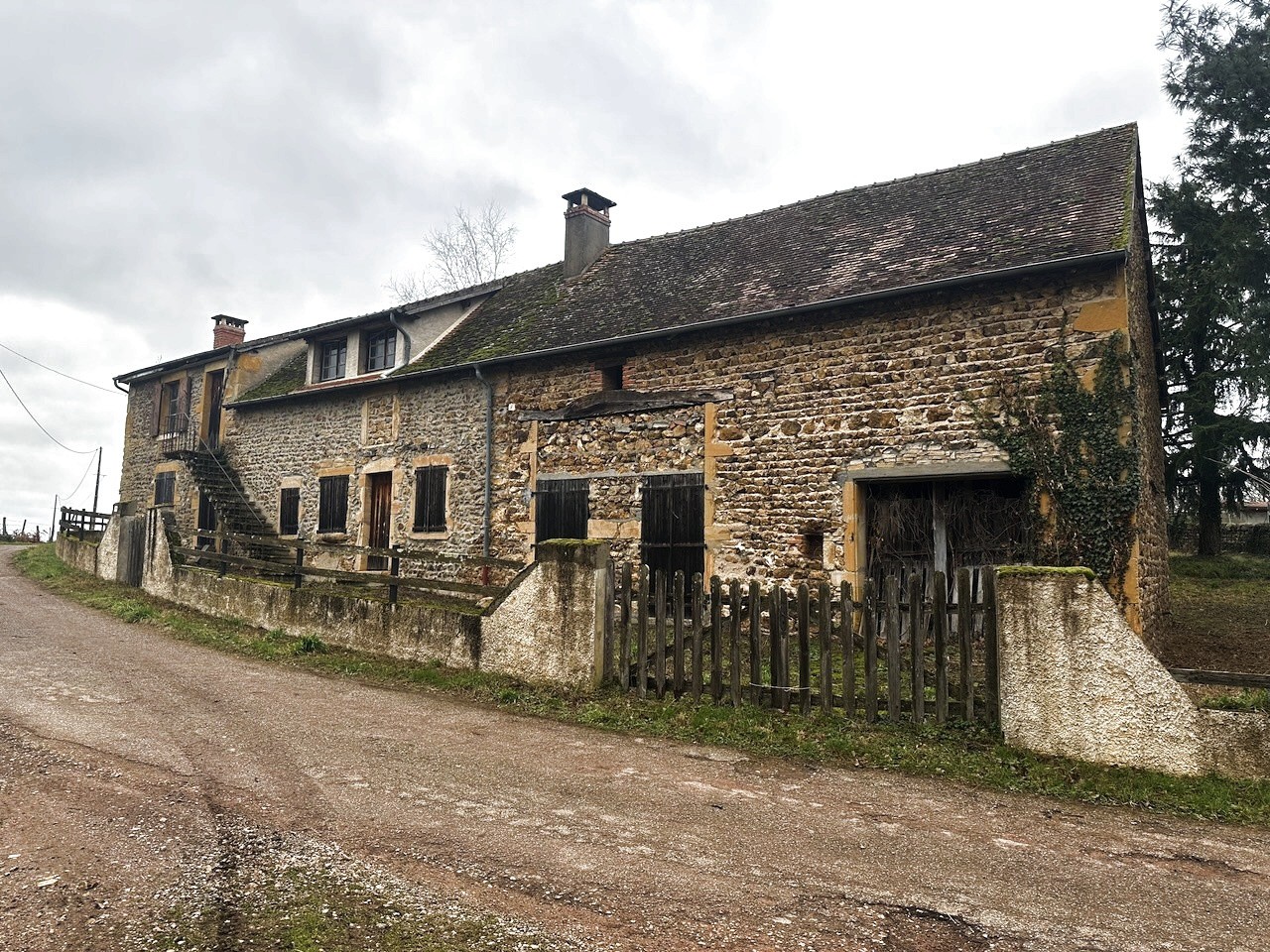 ANCIEN CORPS DE FERME EN PIERRE À RÉNOVER, BELLE SITUATION — photo 4