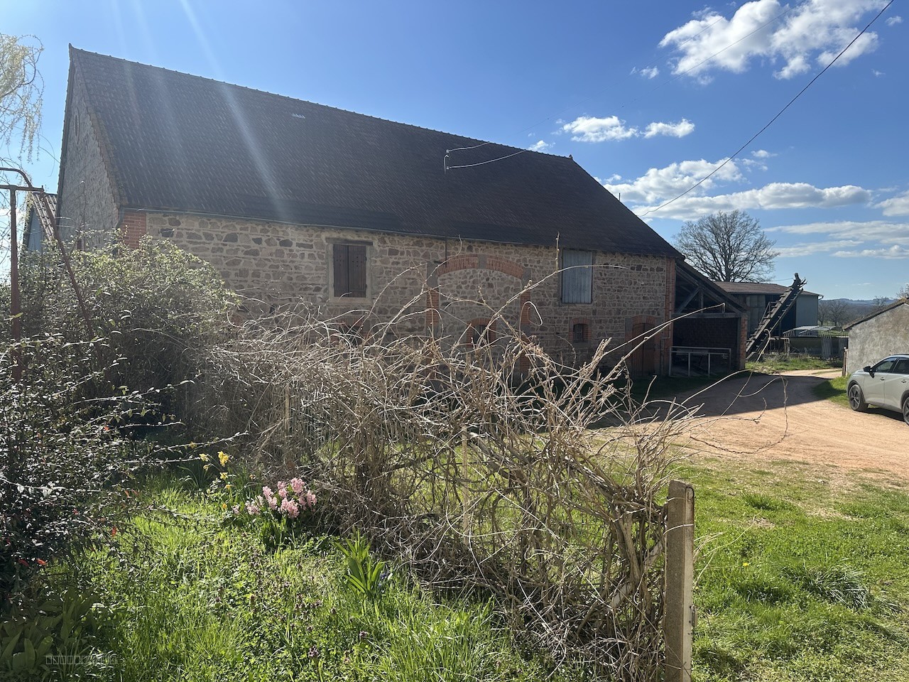 Corps de ferme et dépendances. Belle situation calme avec vue dégagée. — photo 4