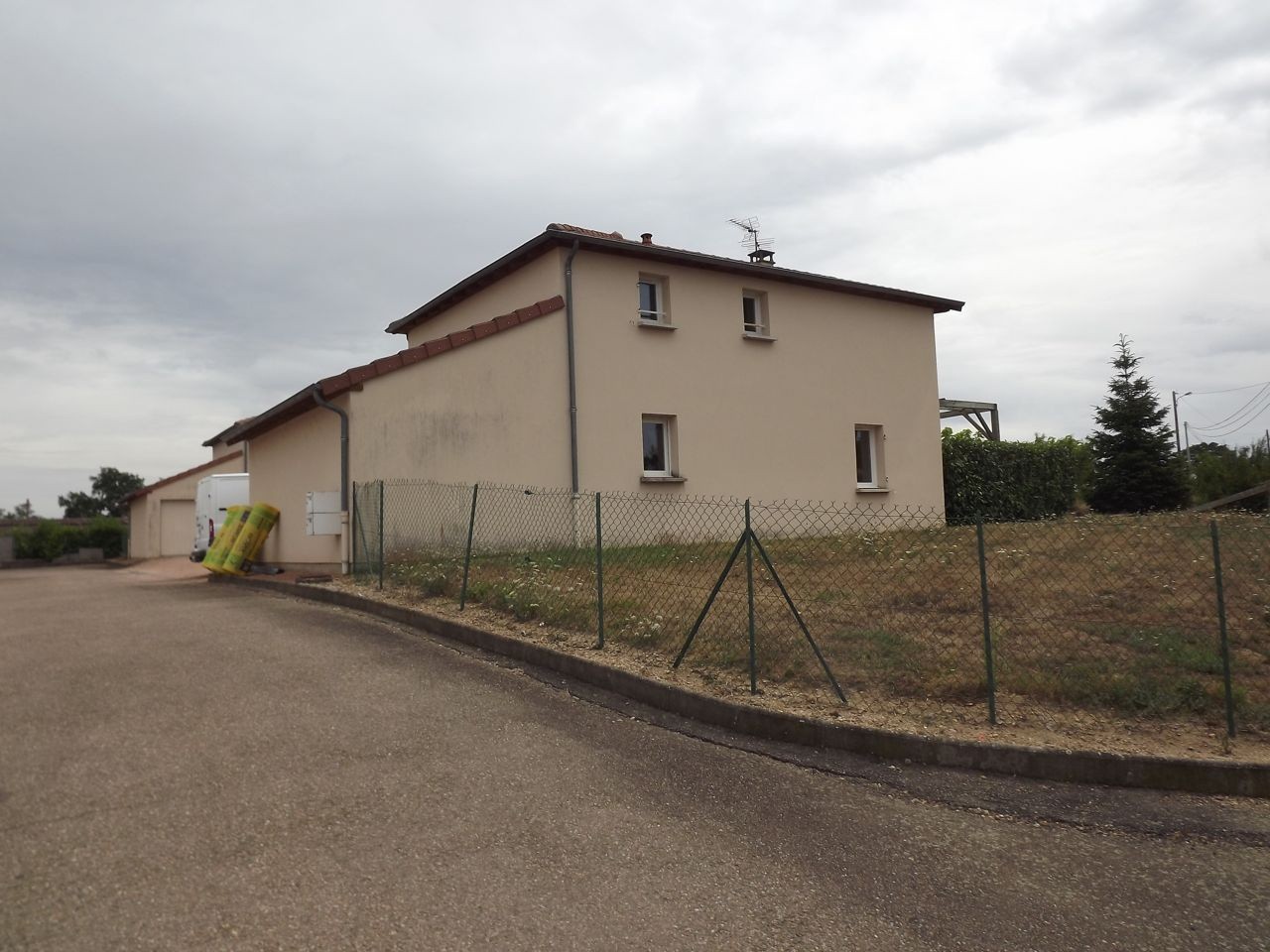 Maison d'habitation en bon état, 85 m2 hab environ et garage. — photo 3