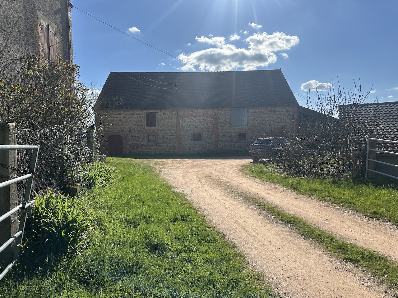 Corps de ferme et dépendances. Belle situation calme avec vue dégagée. — photo 18