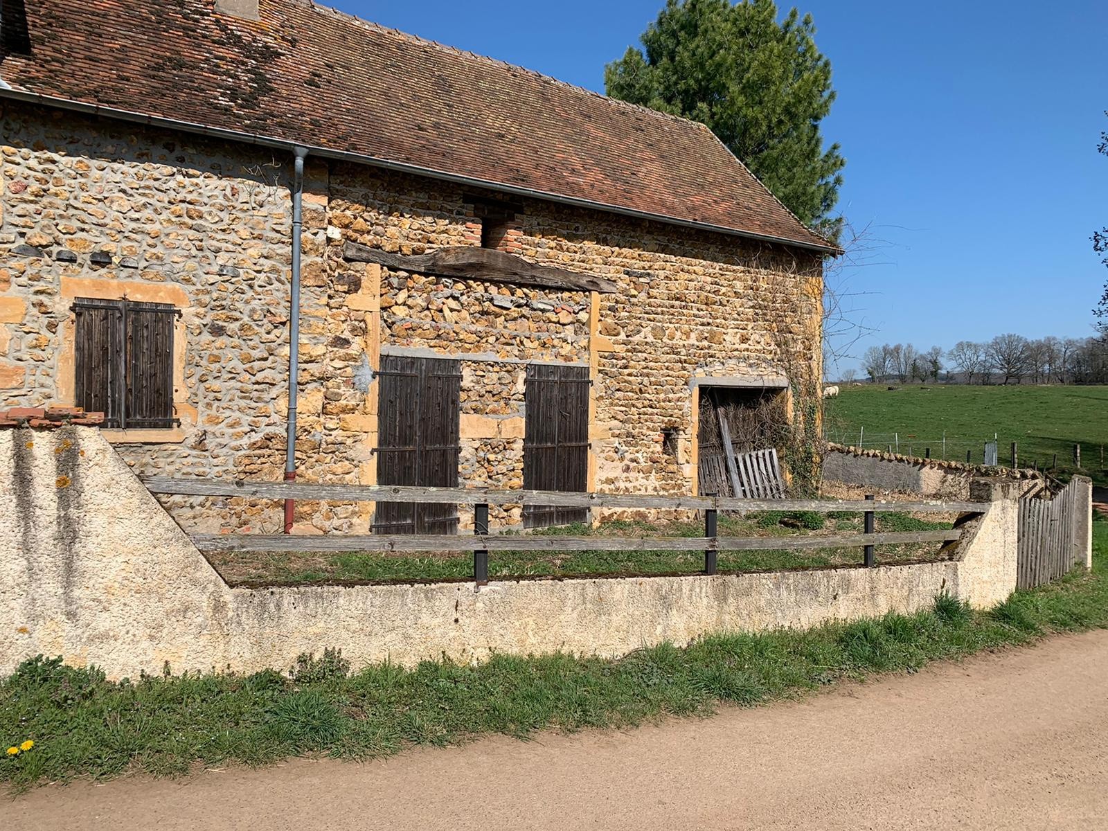 ANCIEN CORPS DE FERME EN PIERRE À RÉNOVER, BELLE SITUATION — photo 3