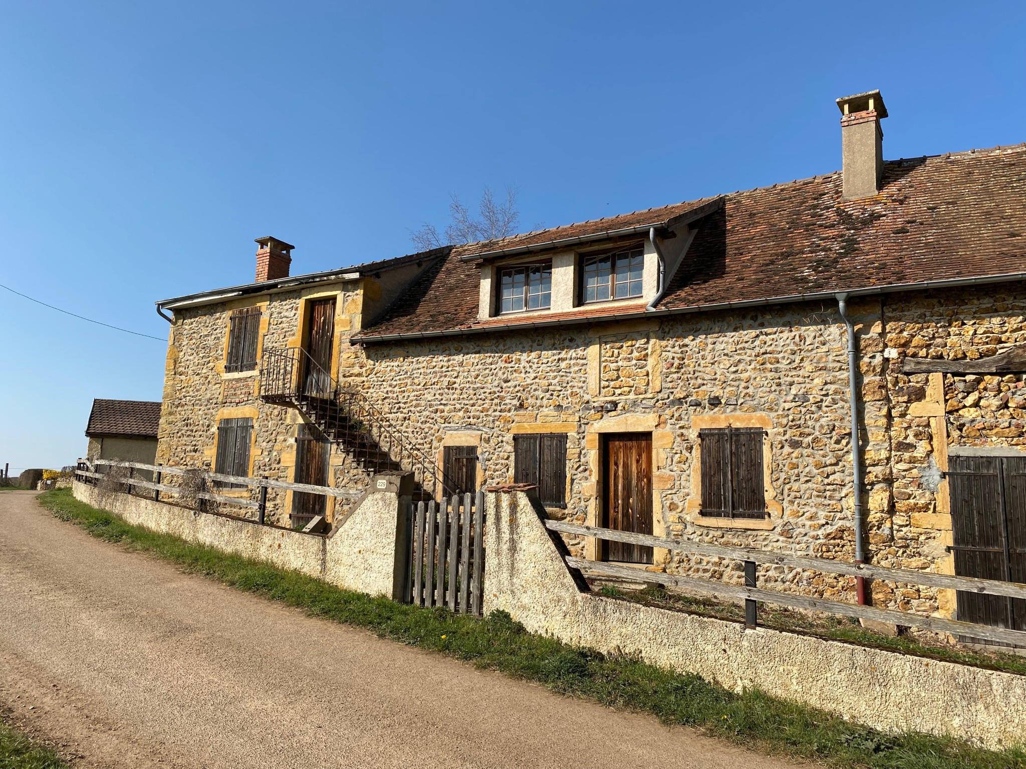 ANCIEN CORPS DE FERME EN PIERRE À RÉNOVER, BELLE SITUATION — photo 2