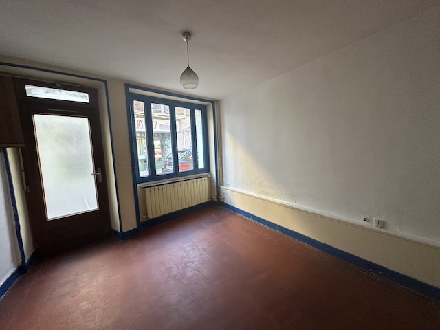 Petite maison de ville à rénover, proche commerces. 85 m2 hab. — photo 2