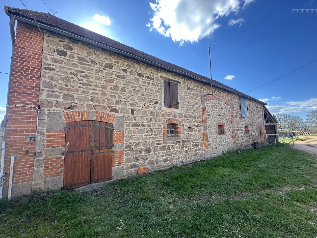 Corps de ferme et dépendances. Belle situation calme avec vue dégagée. — photo 3