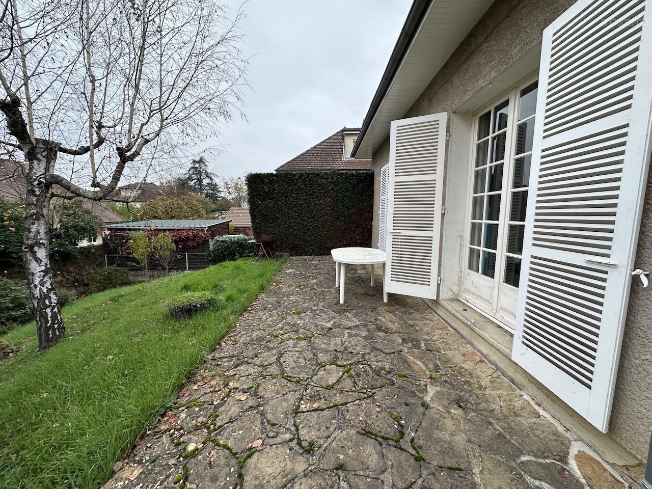 Villa sur sous sol, construction traditionnelle de 1973.Proche commerces. — photo 3