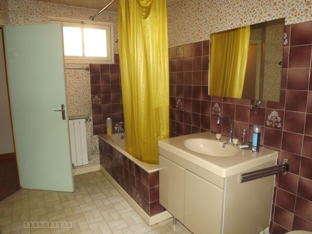 Petite maison de ville à rénover, proche commerces. 85 m2 hab. — photo 10