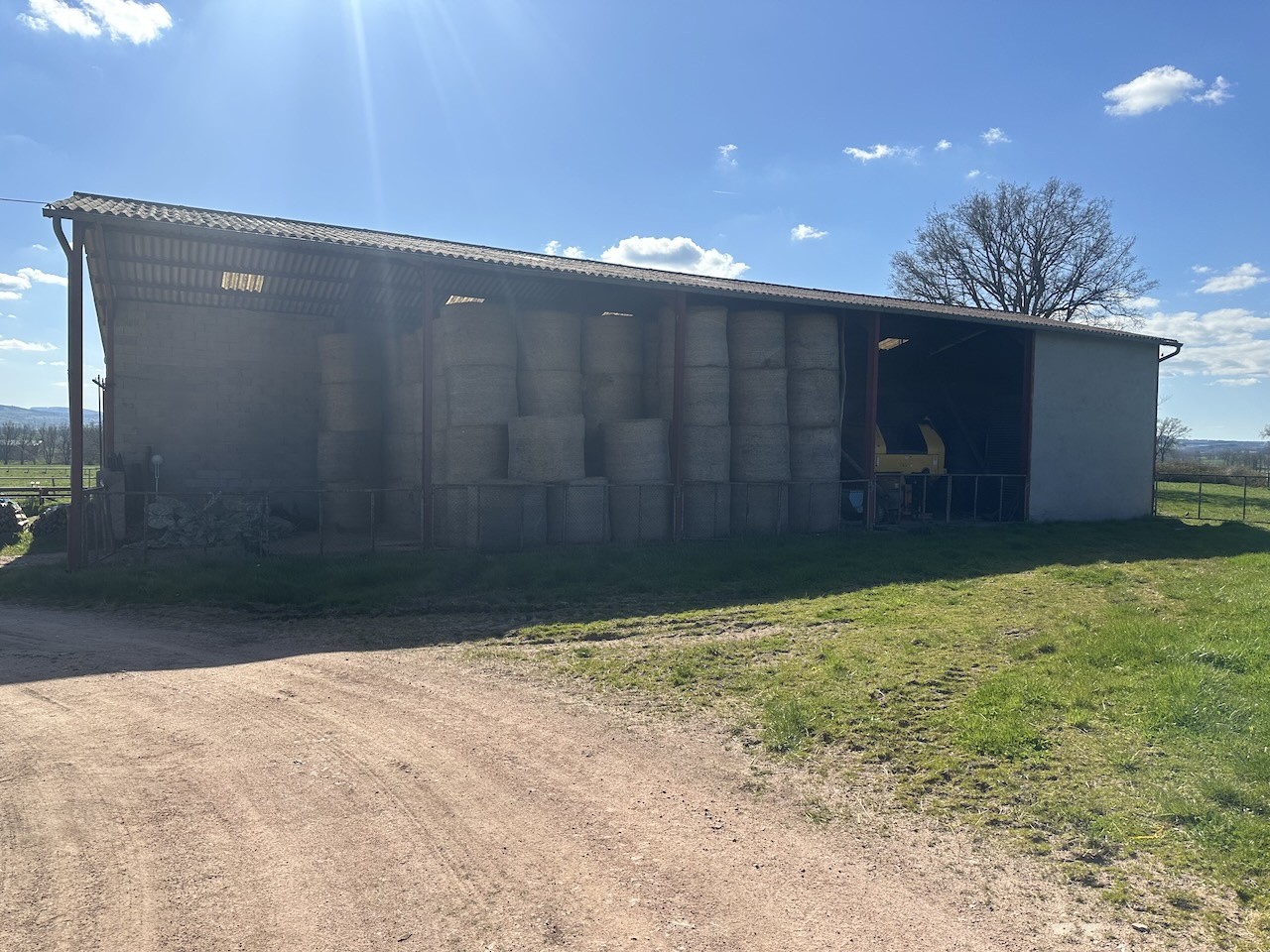 Corps de ferme et dépendances. Belle situation calme avec vue dégagée. — photo 7