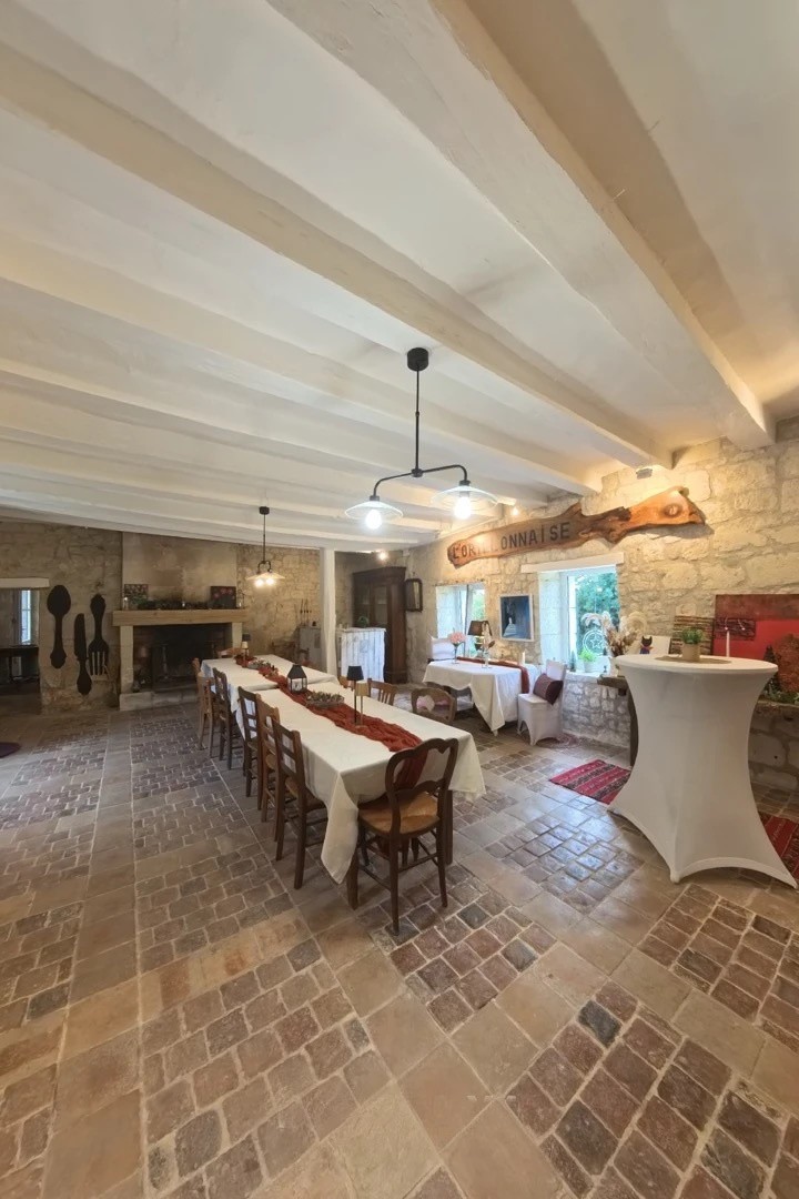 Domaine rare à Oyré   Résidence familiale ou projet de gîtes avec salle de réception et piscine — photo 11