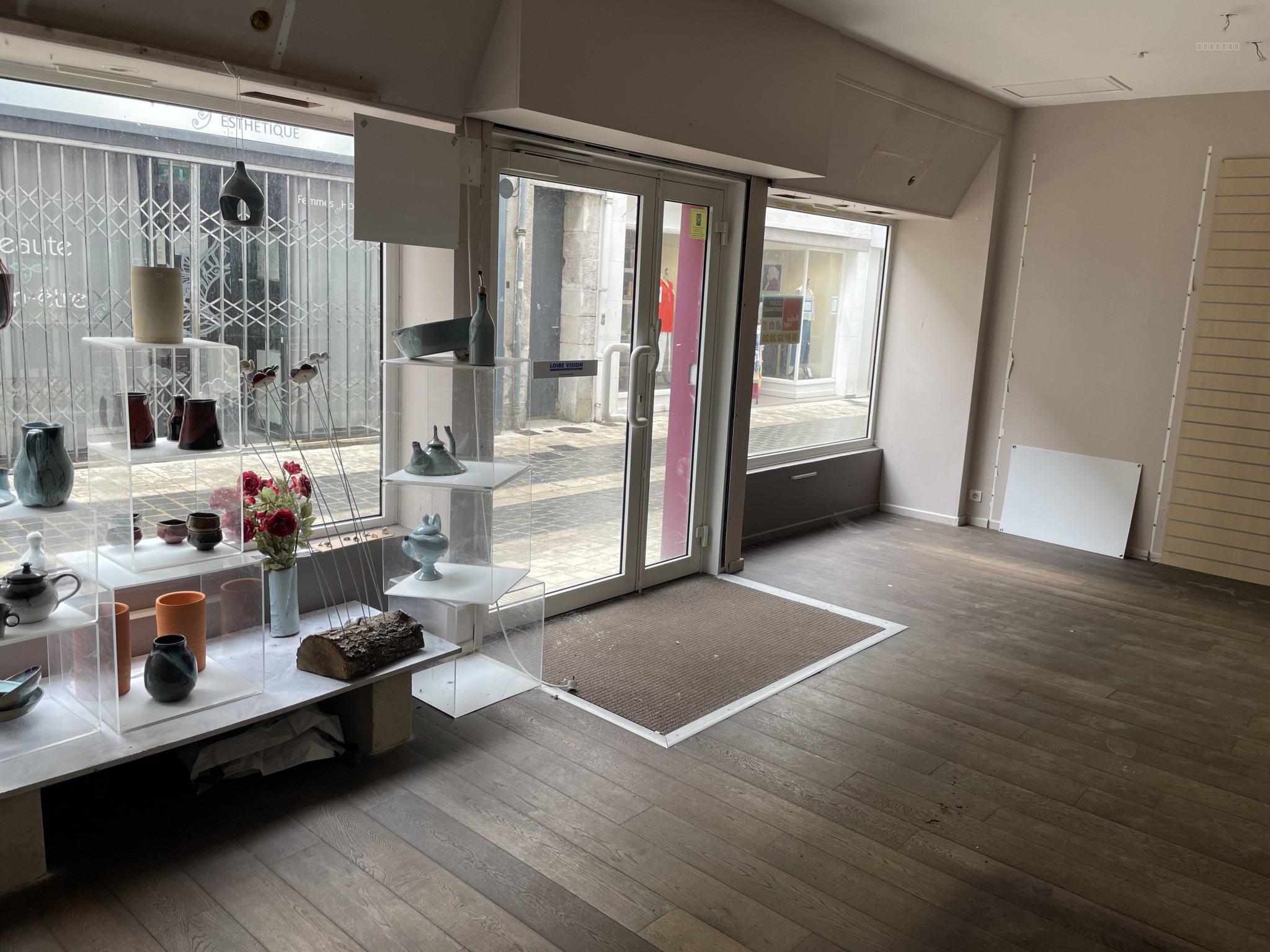 LOCAL COMMERCIAL RUE PIETONNE CHATELLERAULT CENTRE — photo 3