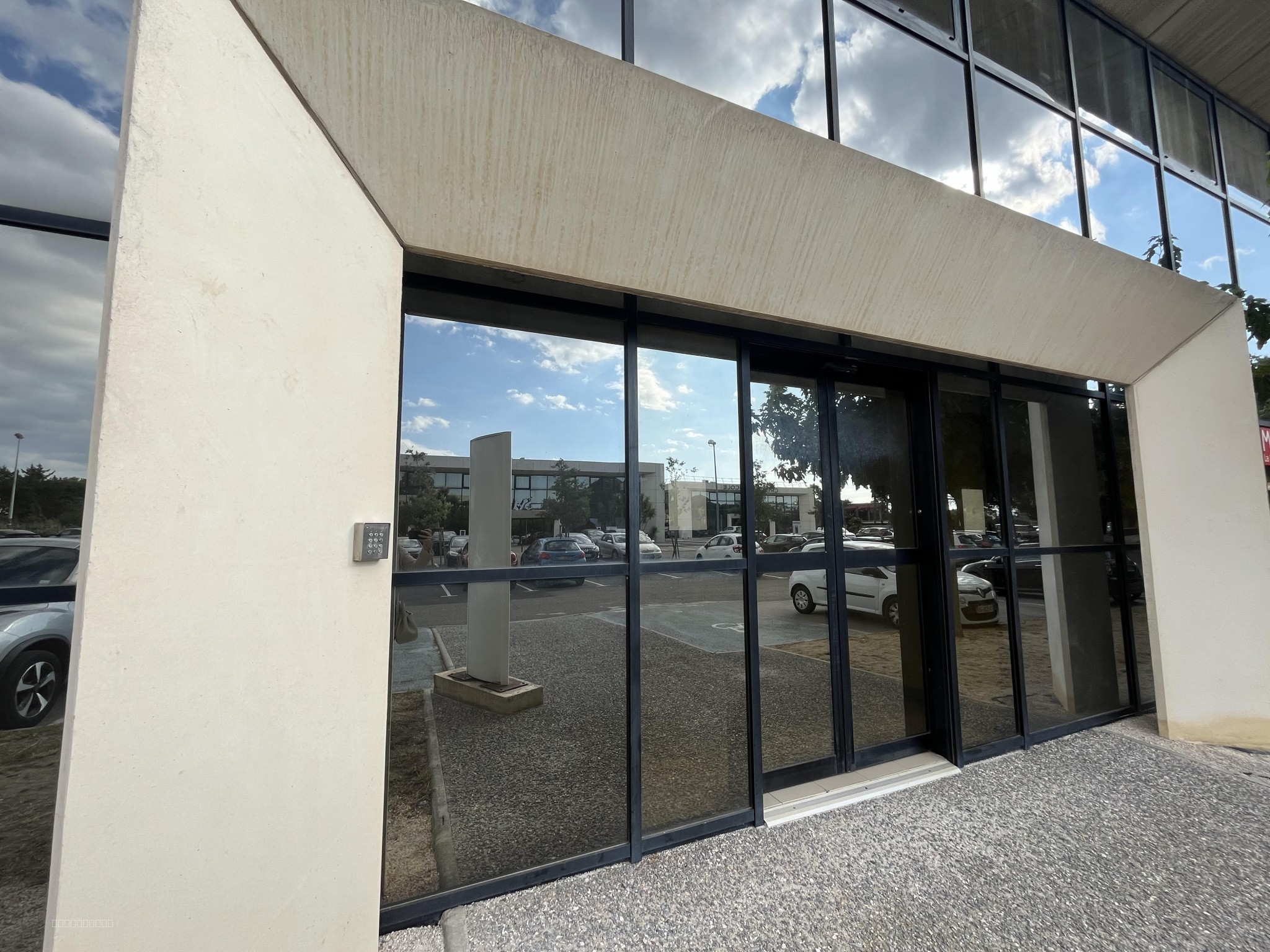 A LOUER LOCAL COMMERCIAL   GRAND PARKING   EMPLACEMENT No1 — photo 4