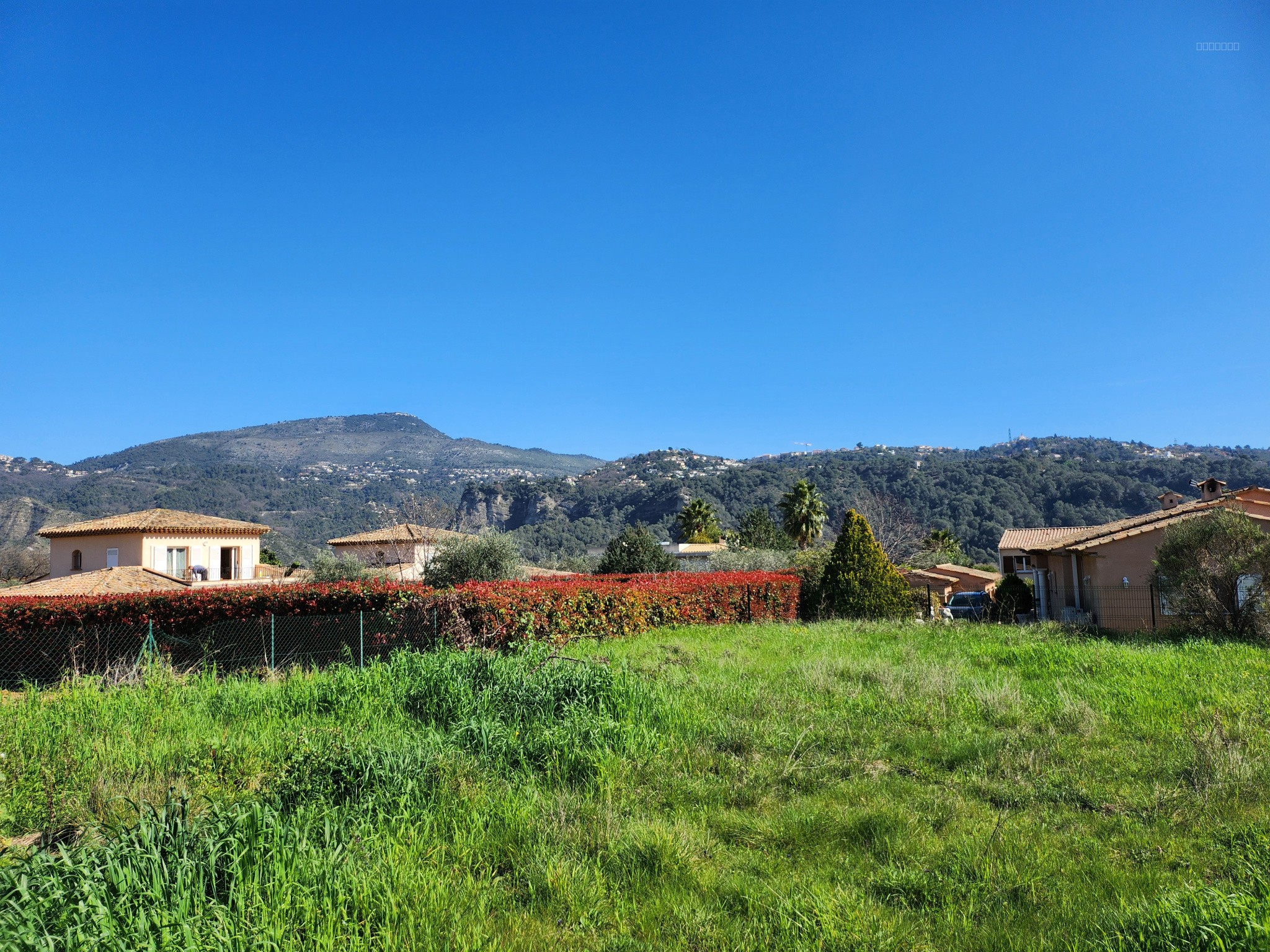 CARROS LES PLANS : OPPORTUNITE BAISSE DE PRIX, TERRAIN PLAT DE 545 M2, VIABILISE, VUE DEGAGEE, EXPOSE SUD — photo 1