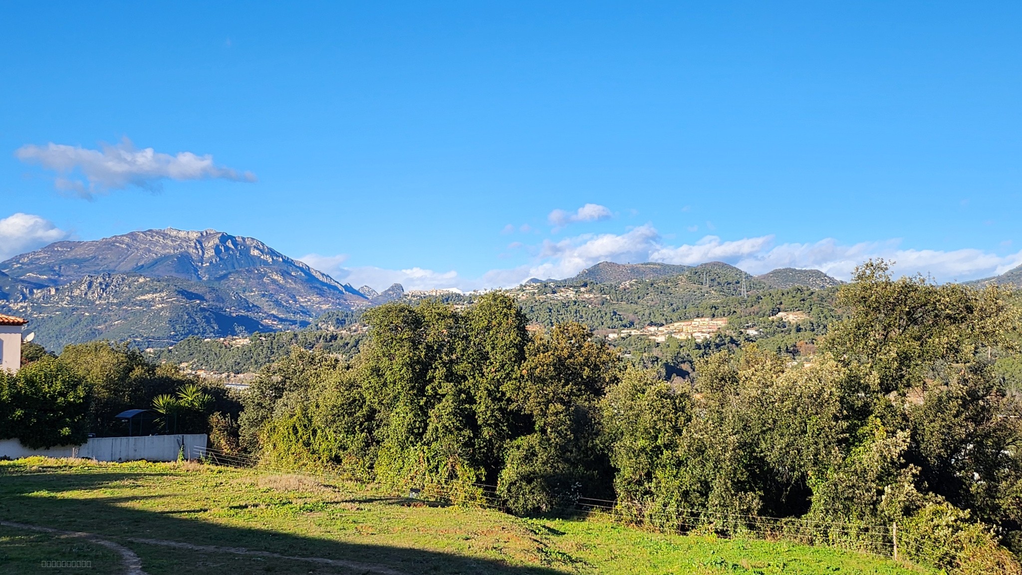 CARROS LES PLANS RESIDENTIEL: JOLI TERRAIN A BATIR DE 800m2 ENVIRON, VUE DEGAGEE SUR LES COLLINES , EXPOSE SUD — photo 2
