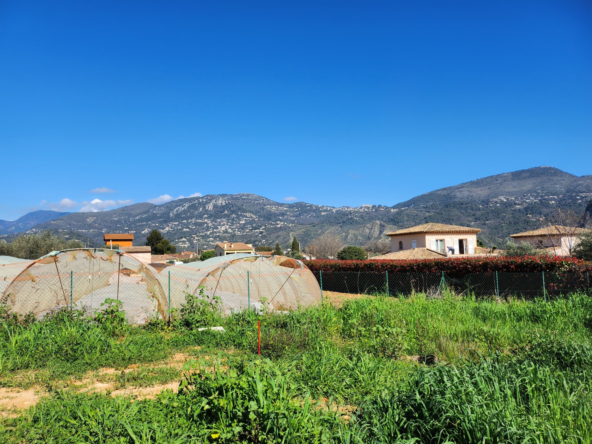 CARROS LES PLANS : OPPORTUNITE BAISSE DE PRIX, TERRAIN PLAT DE 545 M2, VIABILISE, VUE DEGAGEE, EXPOSE SUD — photo 2