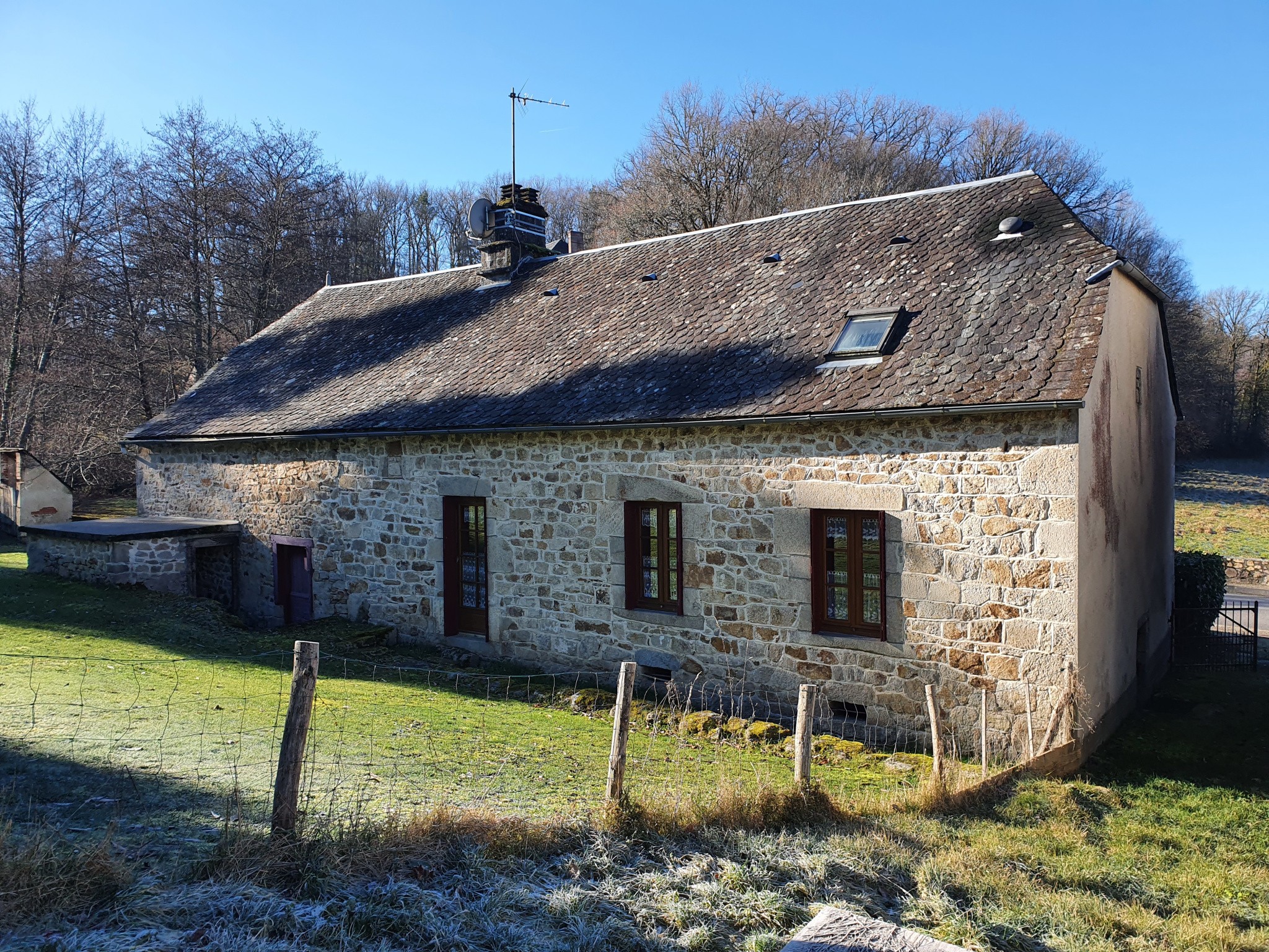 MAISON DE CARACTÈRE EN PIERRES AVEC TERRAIN ET RUISSEAU. — photo 12