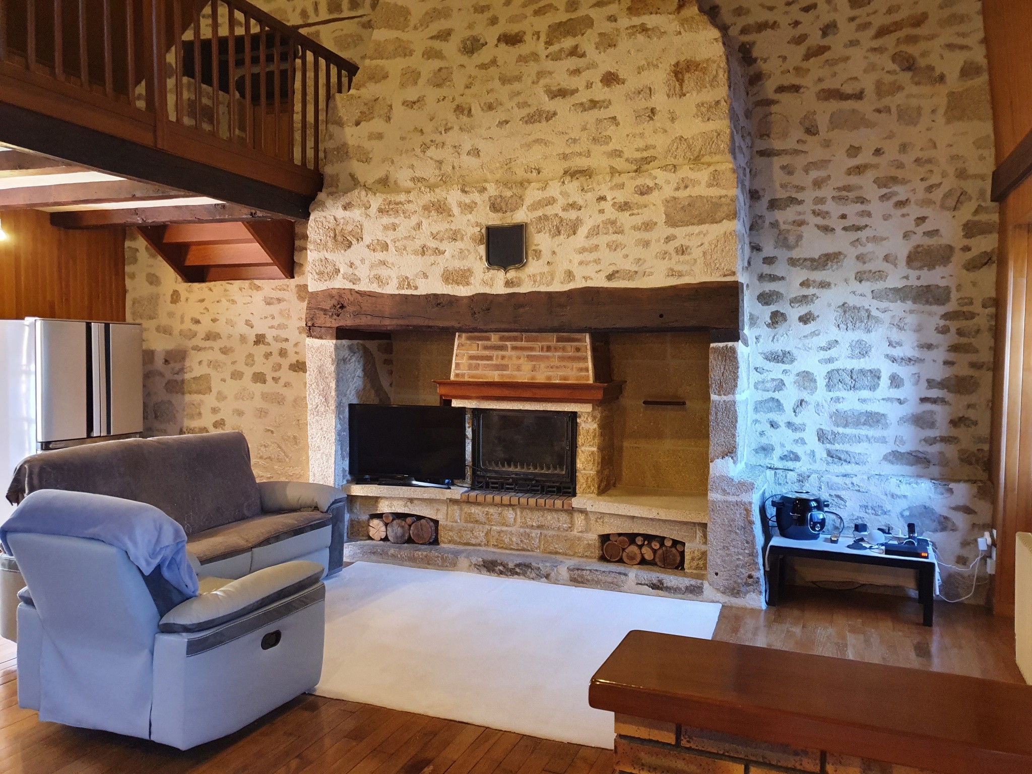 MAISON DE CARACTÈRE EN PIERRES AVEC TERRAIN ET RUISSEAU. — photo 4