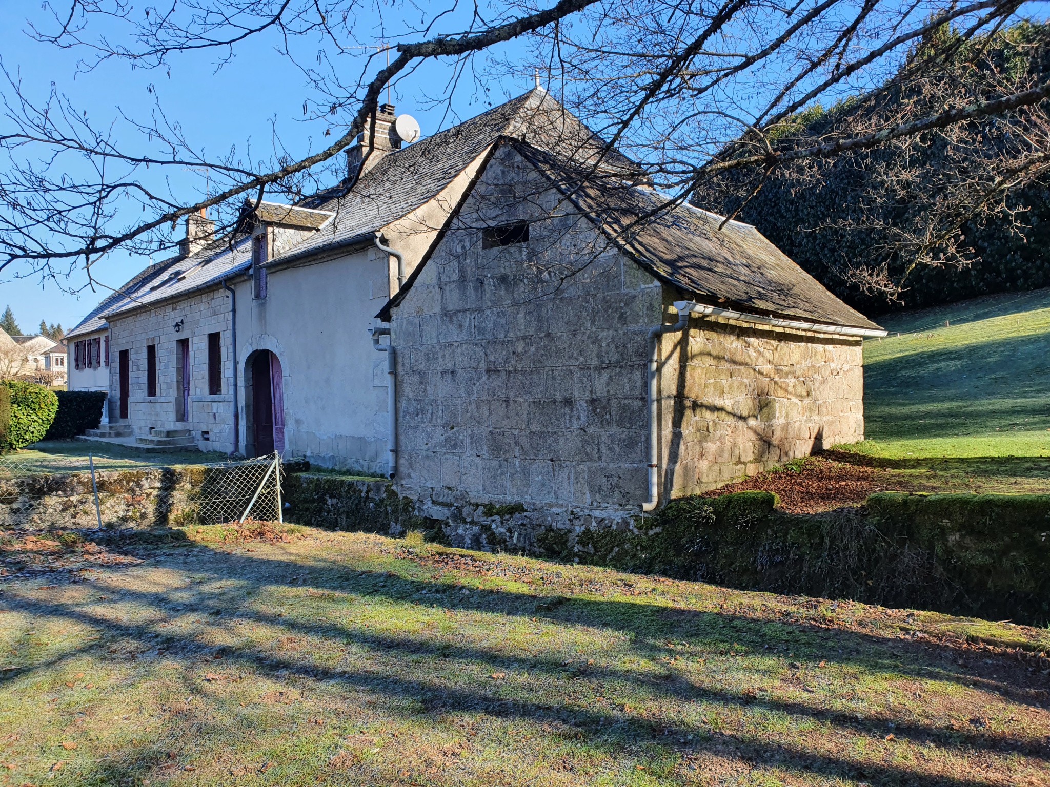 MAISON DE CARACTÈRE EN PIERRES AVEC TERRAIN ET RUISSEAU. — photo 10