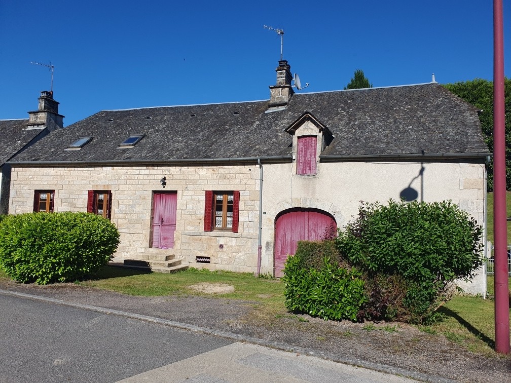 MAISON DE CARACTÈRE EN PIERRES AVEC TERRAIN ET RUISSEAU. — photo 13