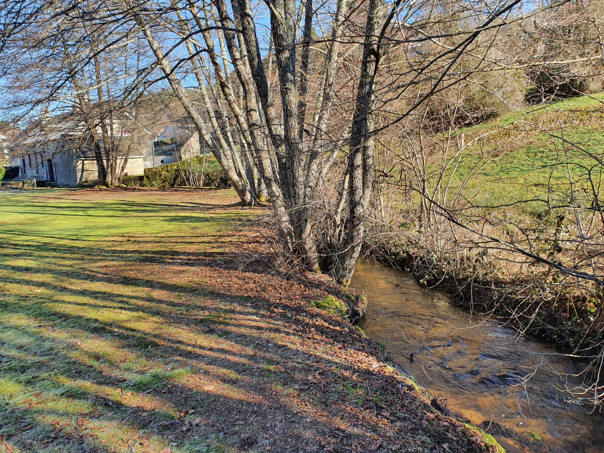 MAISON DE CARACTÈRE EN PIERRES AVEC TERRAIN ET RUISSEAU. — photo 5