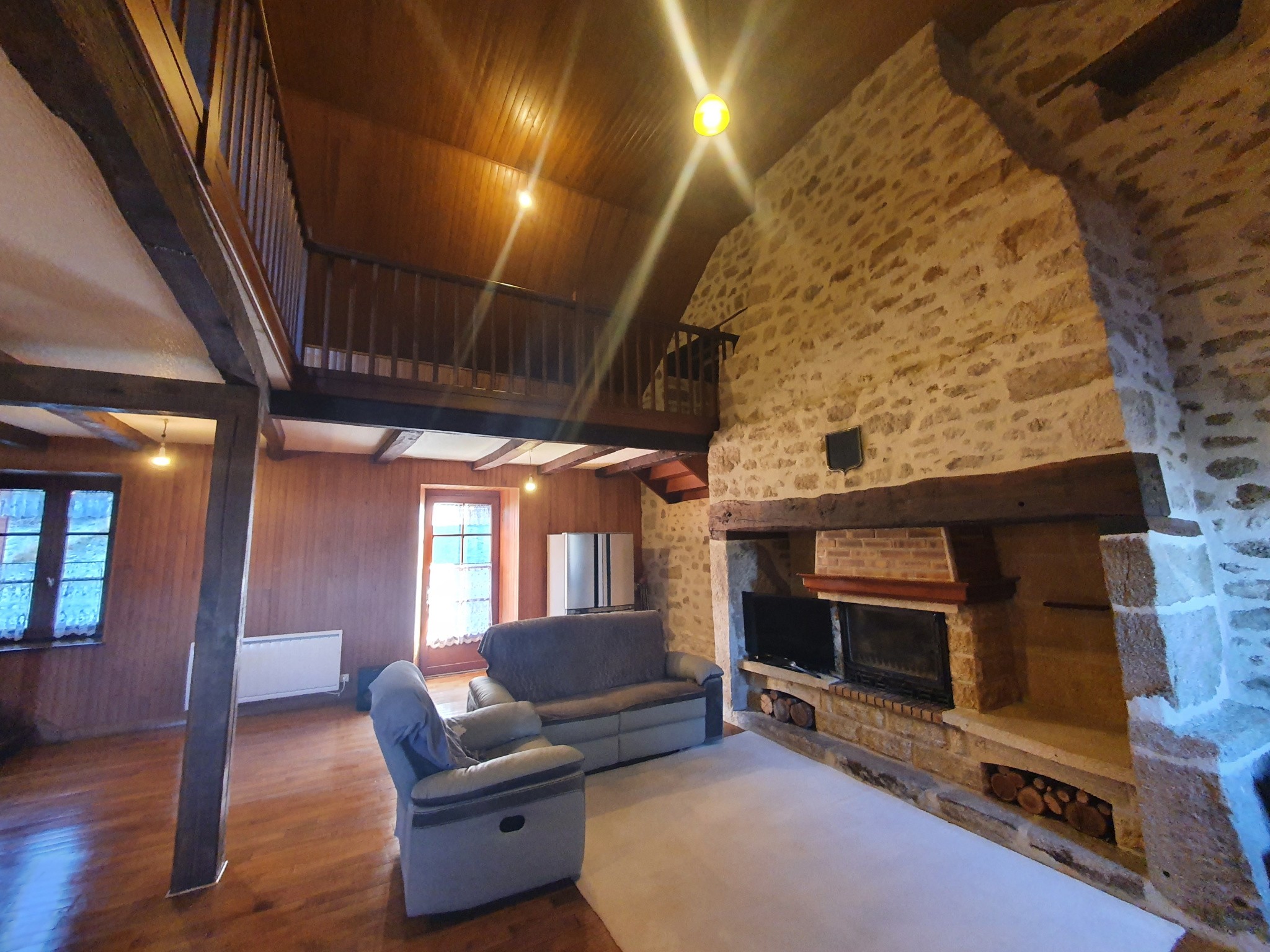 MAISON DE CARACTÈRE EN PIERRES AVEC TERRAIN ET RUISSEAU. — photo 2