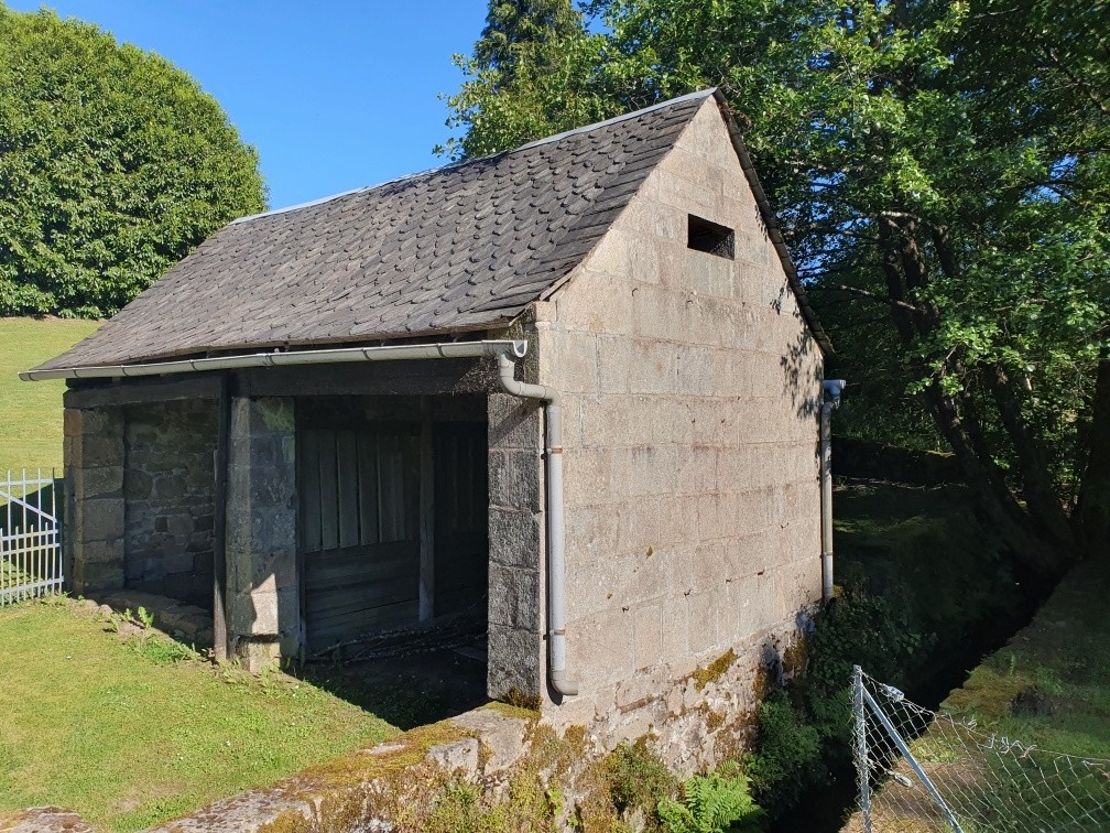 MAISON DE CARACTÈRE EN PIERRES AVEC TERRAIN ET RUISSEAU. — photo 11