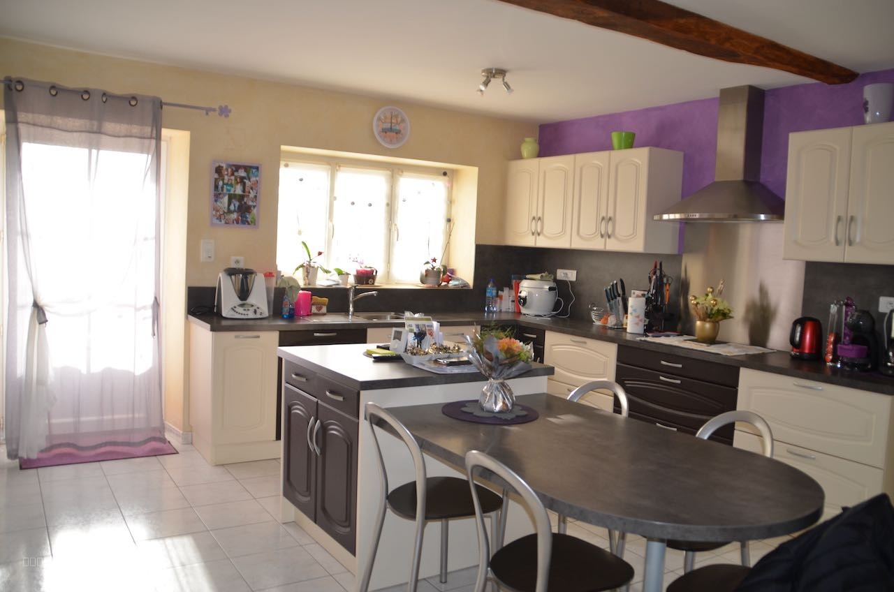 Maison en pierre rénovée d'environ 260m2 avec vaste espace de verdure. — photo 2