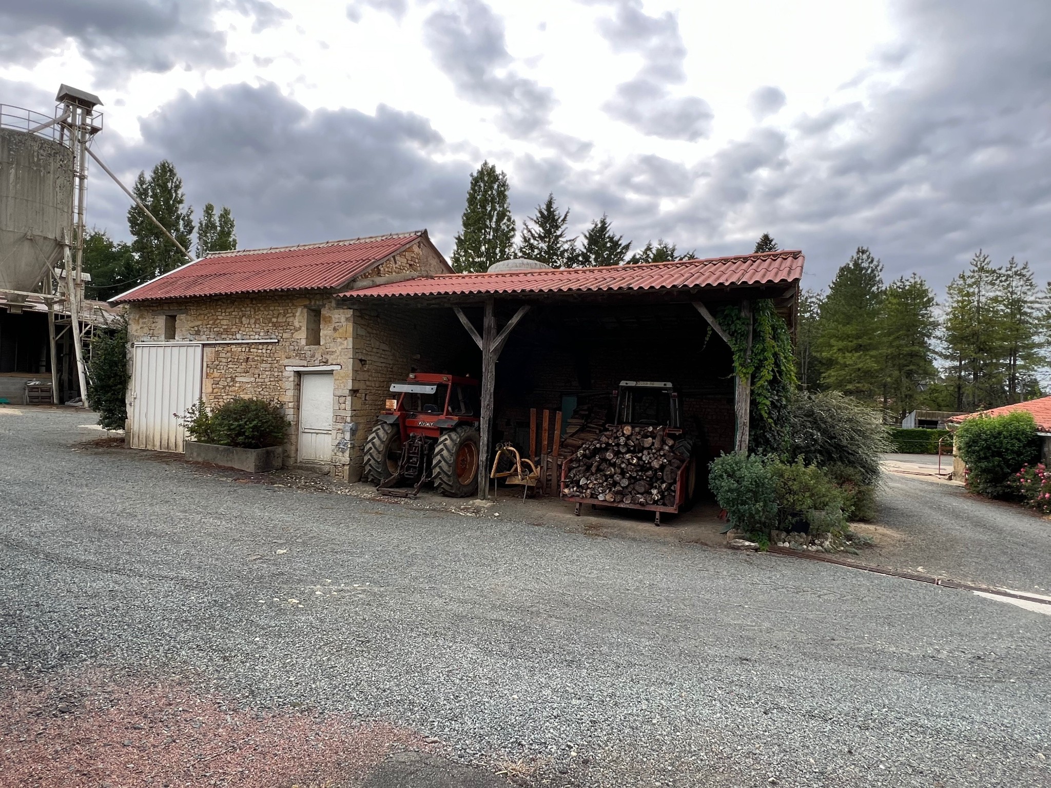 Maison en pierres à rafraichir avec 2 granges, idéale artisans, projet de gîte ou résidence principale. — photo 7