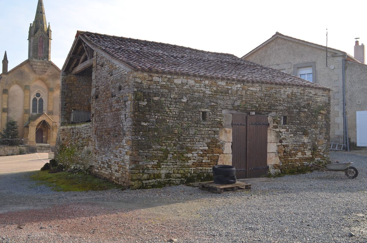 Maison en pierre rénovée d'environ 260m2 avec vaste espace de verdure. — photo 12