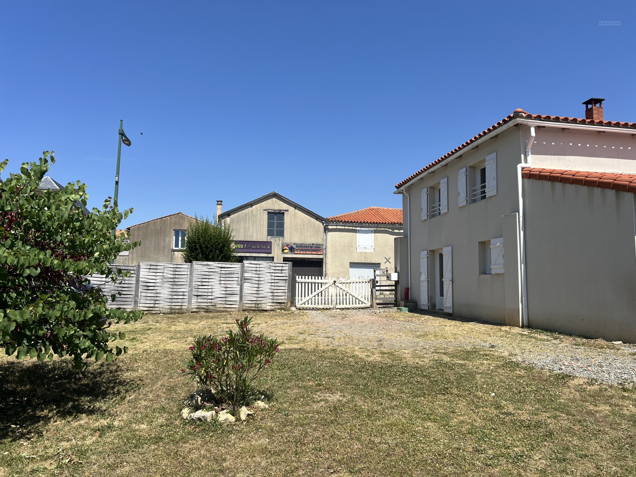 Maison en pierre rénovée au centre de Saint Jean d’Hermine — photo 17