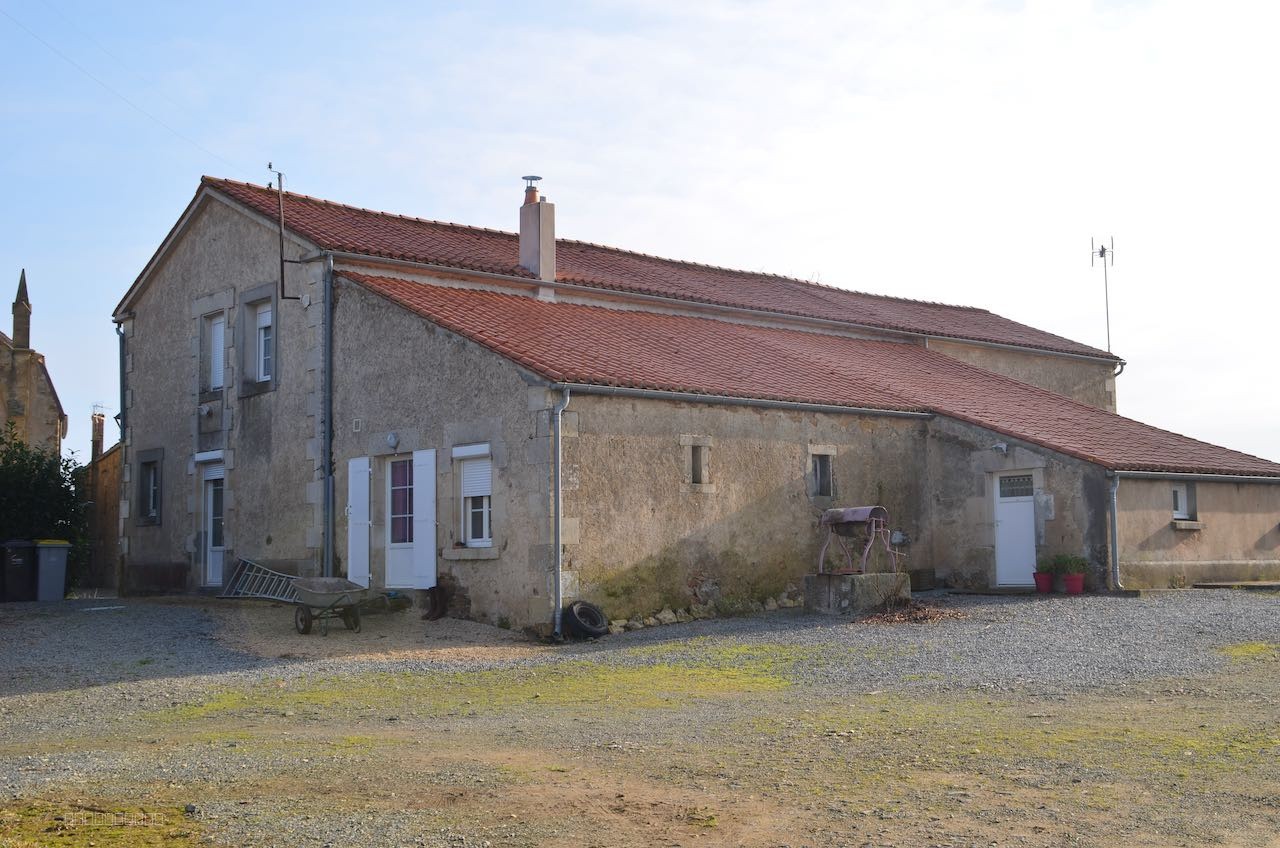 Maison en pierre rénovée d'environ 260m2 avec vaste espace de verdure. — photo 10