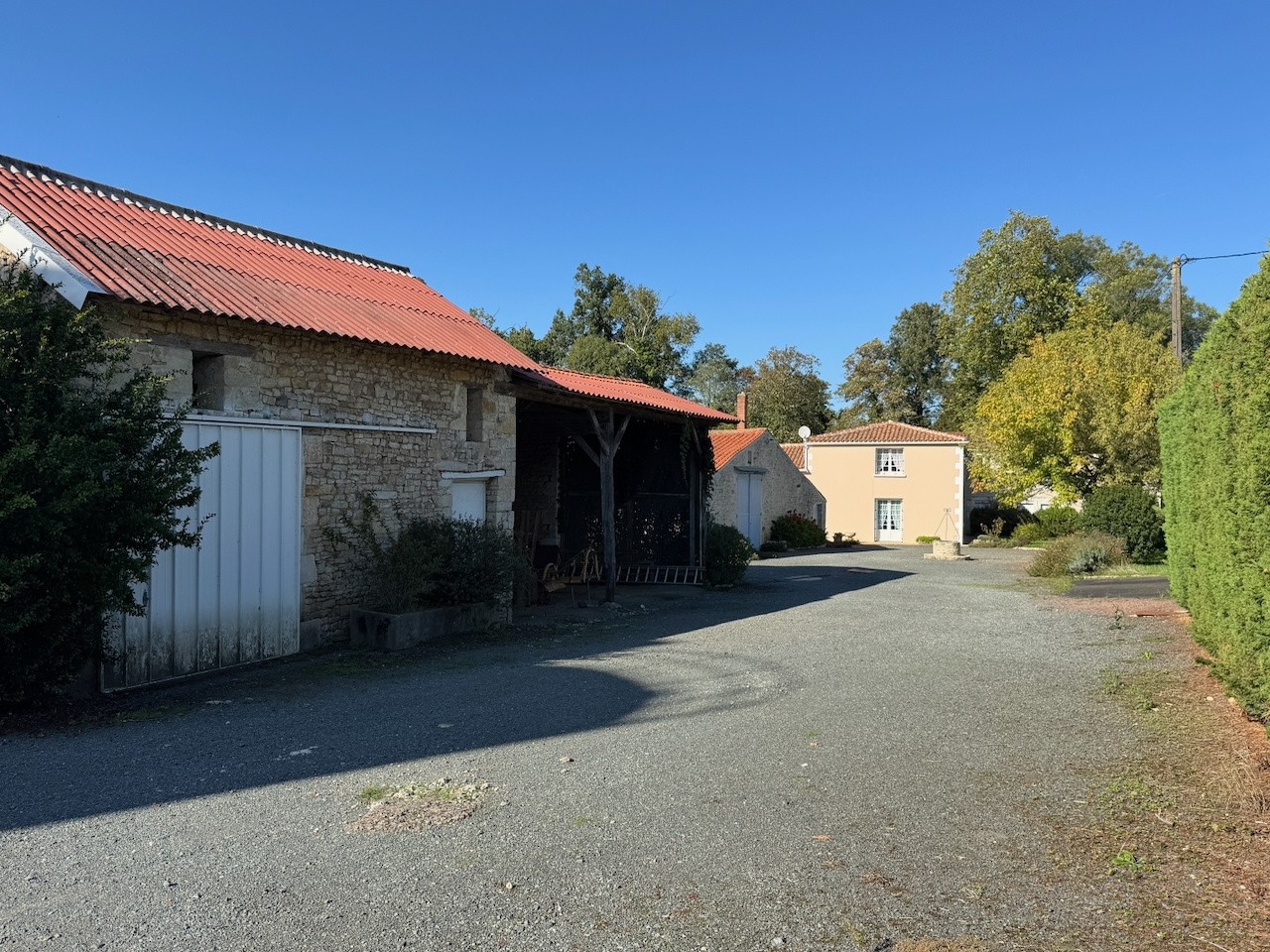 Maison en pierres à rafraichir avec 2 granges, idéale artisans, projet de gîte ou résidence principale. — photo 11