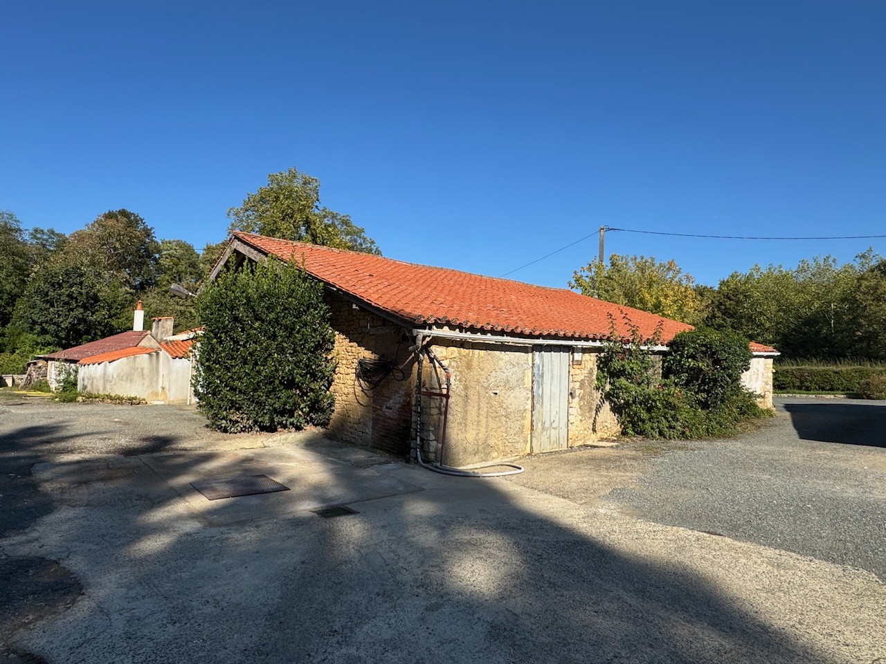 Maison en pierres à rafraichir avec 2 granges, idéale artisans, projet de gîte ou résidence principale. — photo 8