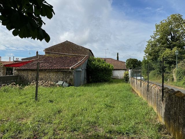 Maison en pierres à rénover idéalement située — photo 10
