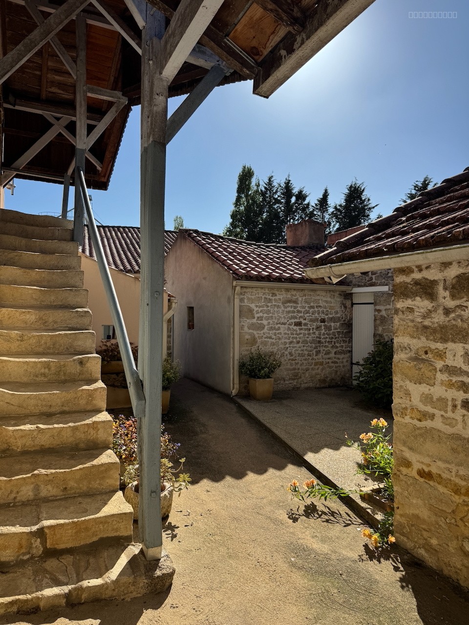 Maison en pierres à rafraichir avec 2 granges, idéale artisans, projet de gîte ou résidence principale. — photo 9
