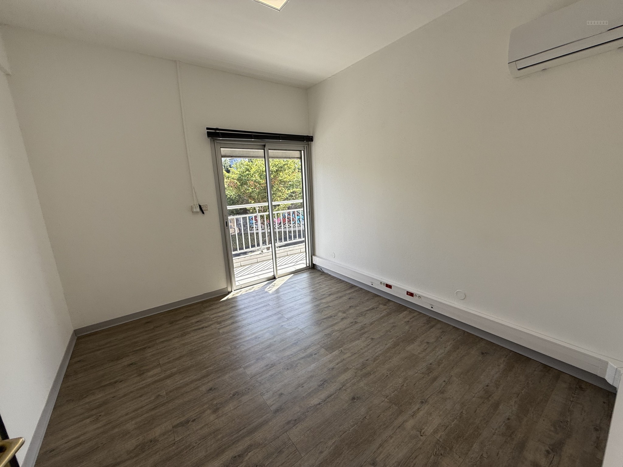 Local de 350 m2 avec parkings rue Général de Gaulle — photo 7